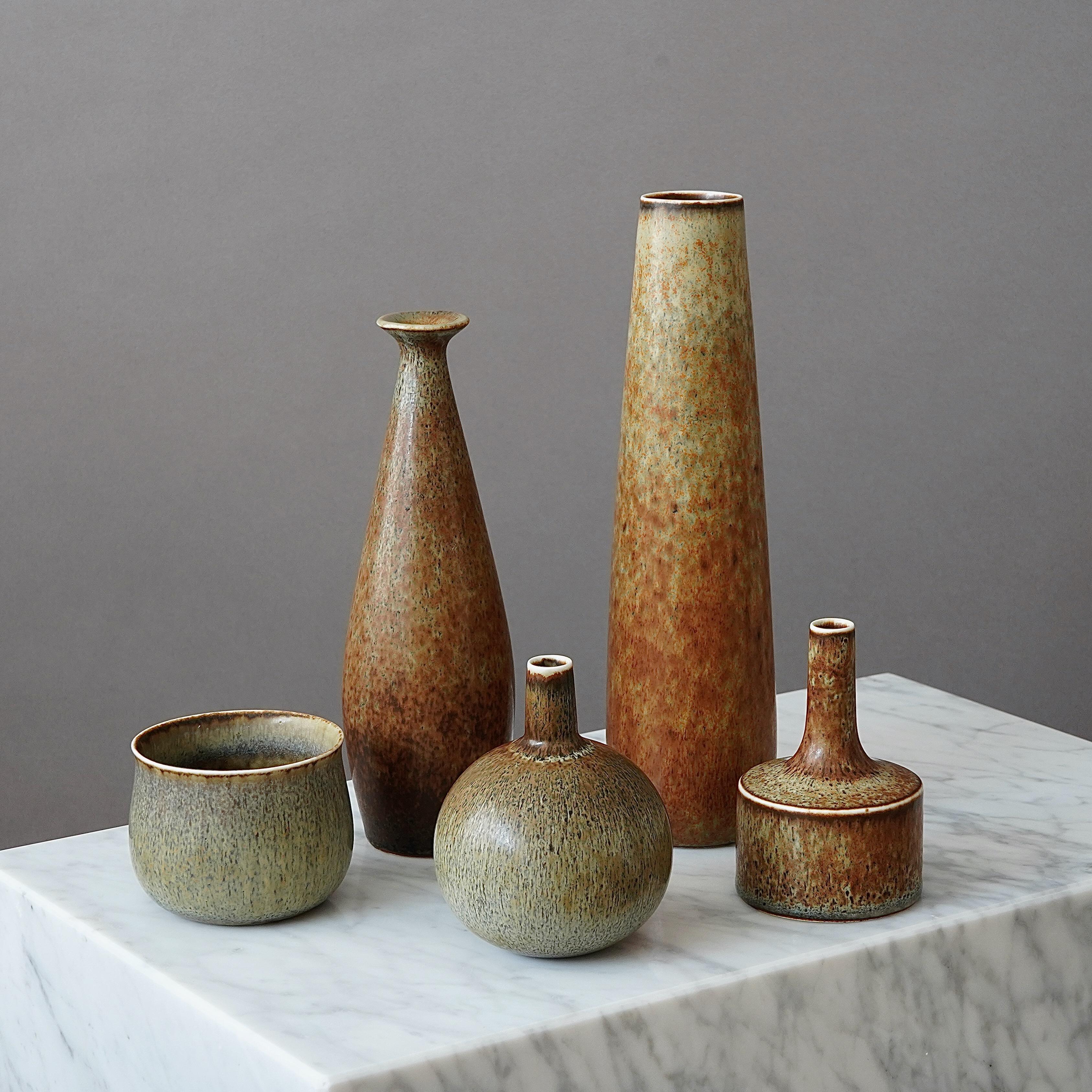 Set oder 5 schöne Vasen aus Steingut mit erstaunlicher Glasur.
Entworfen von Carl-Harry Stålhane in Rörstrand, Schweden, 1950er Jahre.

Ausgezeichneter Zustand. Signiert 