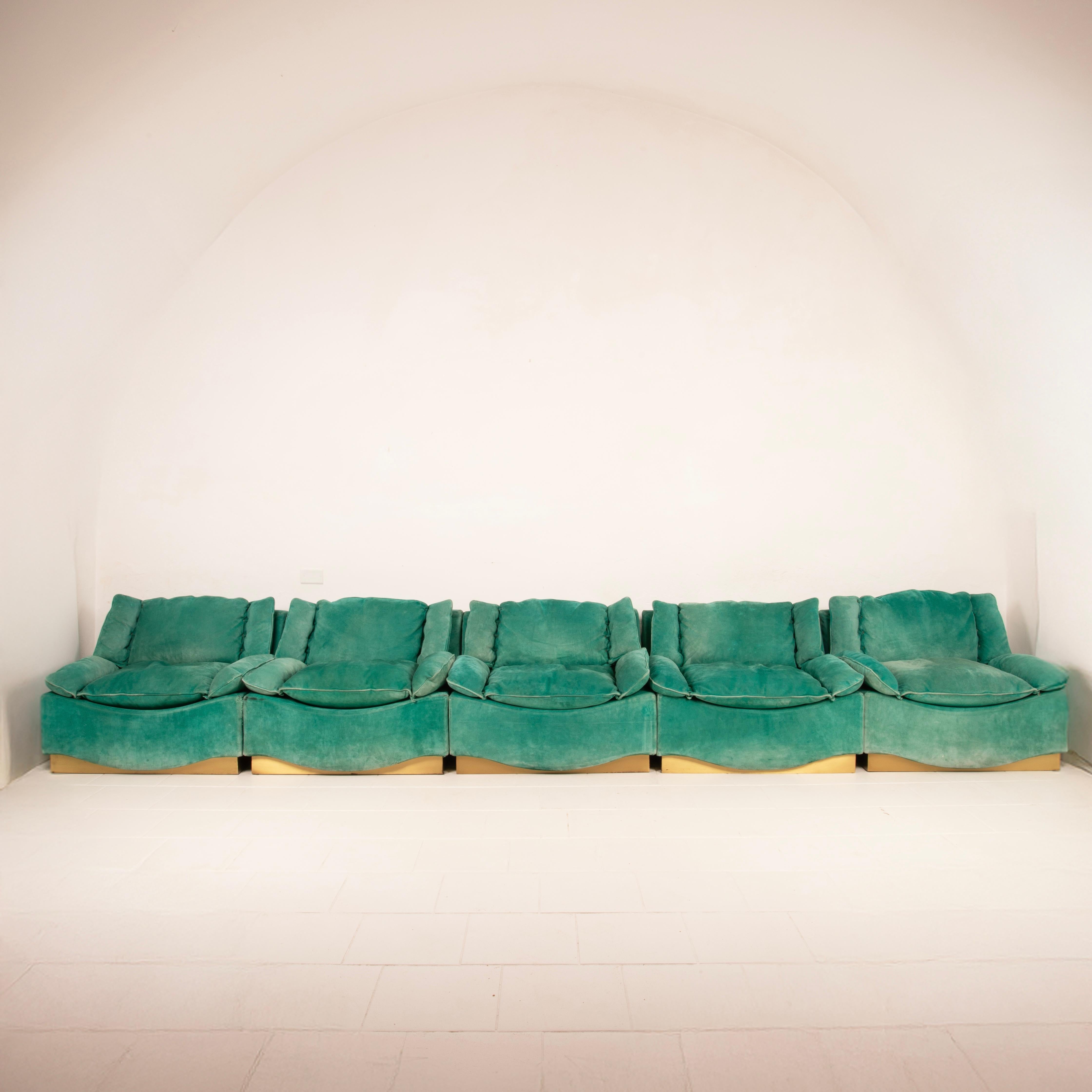 Extraordinary modular Stropiccio sofa by Luciano Frigerio, an authentic rarity of 1970s Italian design, published in Domus in 1975, perfectly embodying the visionary and sculptural spirit of Luciano Frigerio. Comprising five large modular lounge