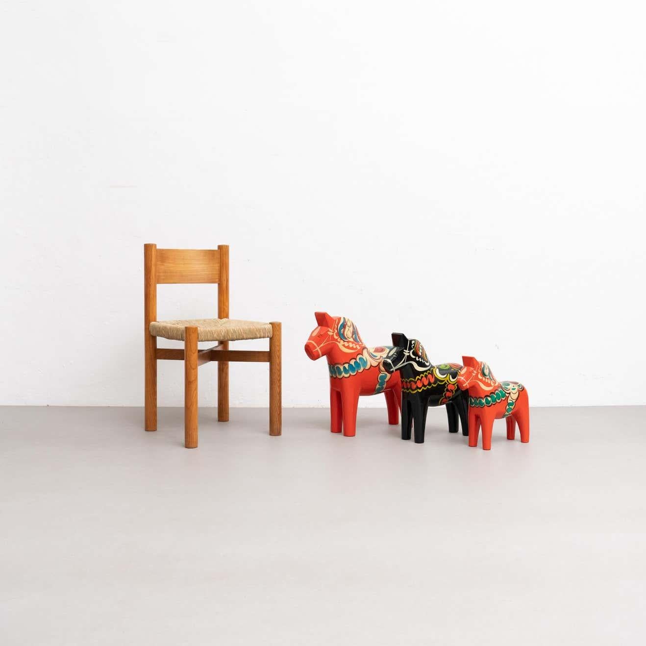 Set mit 5 handbemalten traditionellen schwedischen Dala-Pferde-Spielzeugen aus Holz.

Entworfen von Nils Olsson in Schweden, um 1960.
MATERIALIEN:
Holz

Originaler Zustand mit geringen alters- und gebrauchsbedingten Abnutzungserscheinungen, der eine