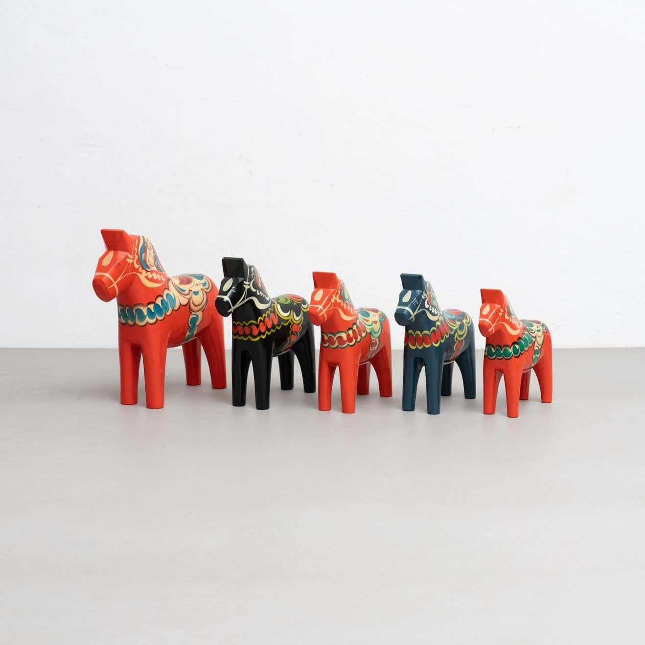 Artisanat Ensemble de 5 jouets de cheval Dala en bois folklorique suédois, vers 1960 en vente