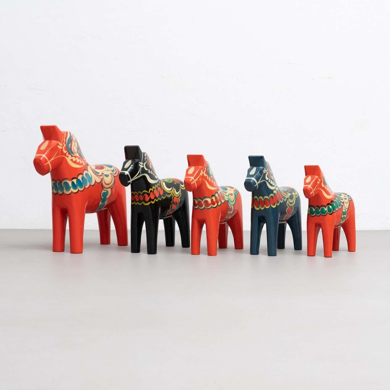 Suédois Ensemble de 5 jouets de cheval Dala en bois folklorique suédois, vers 1960 en vente