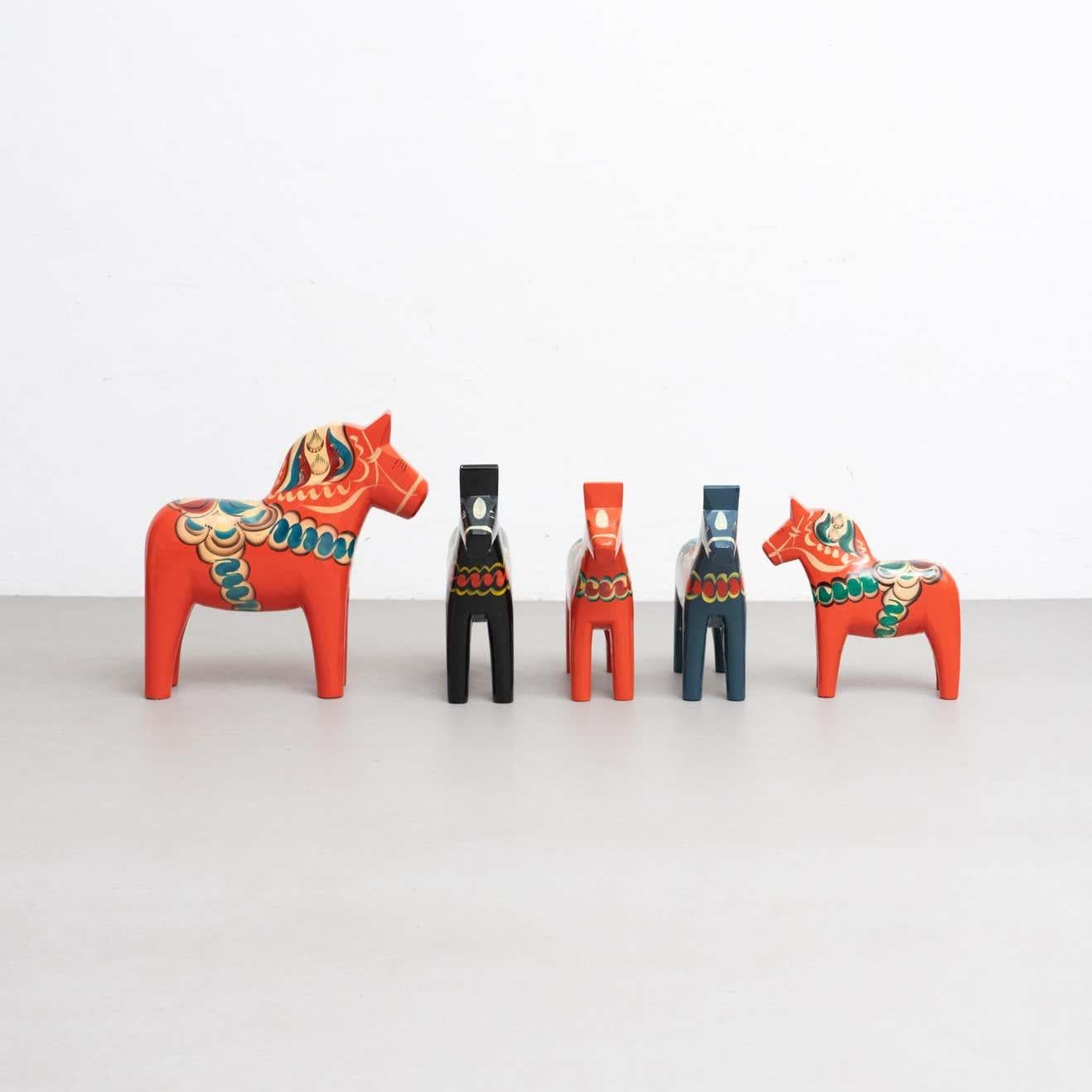Satz von 5 schwedischen Dala-Pferden-Spielzeugen aus Holz, Volkskunst, um 1960 im Zustand „Gut“ im Angebot in Barcelona, Barcelona