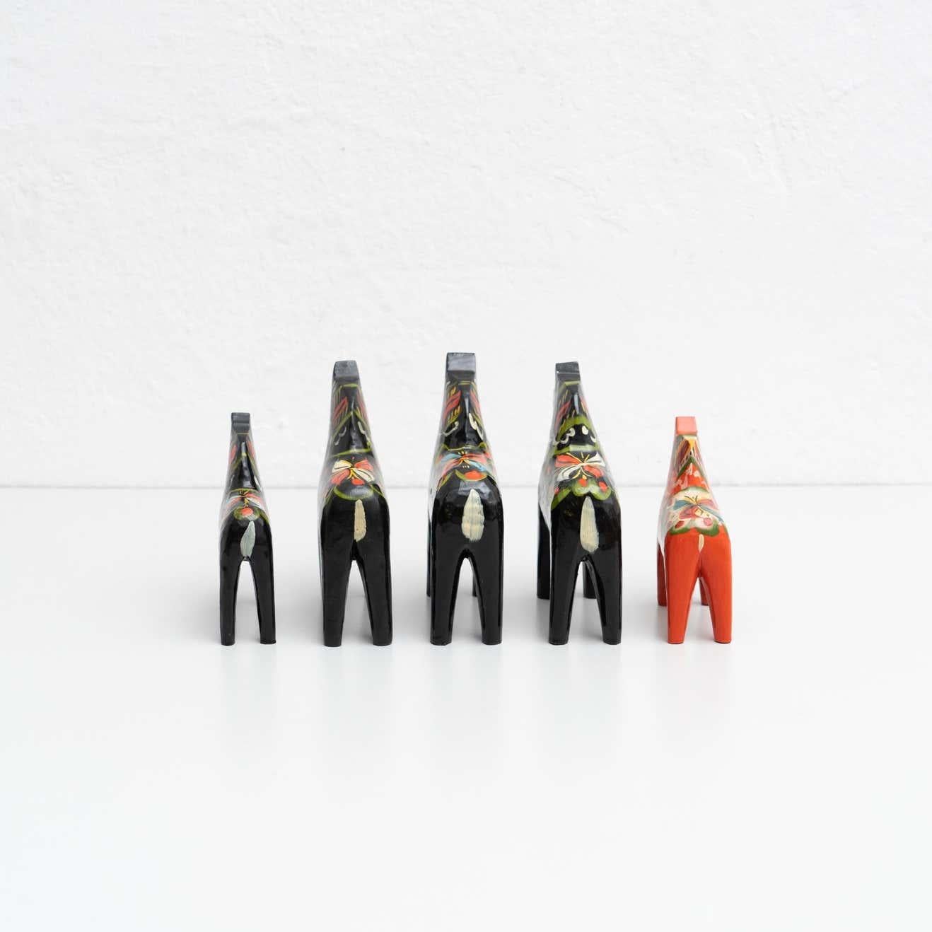 Ensemble de 5 jouets en bois folklorique suédois Dala pour chevaux, vers 1960 Bon état - En vente à Barcelona, Barcelona
