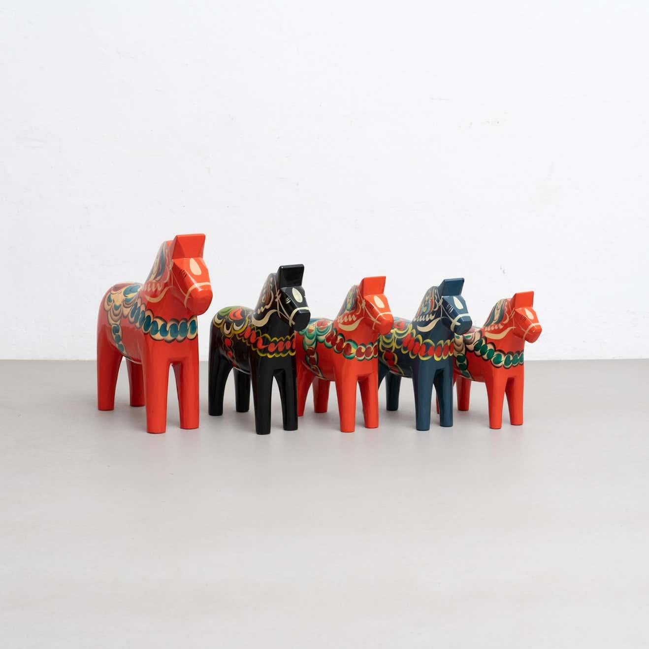 Milieu du XXe siècle Ensemble de 5 jouets de cheval Dala en bois folklorique suédois, vers 1960 en vente