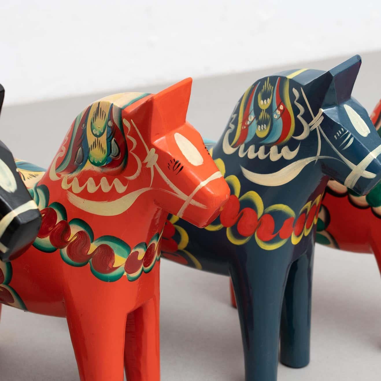 Bois Ensemble de 5 jouets de cheval Dala en bois folklorique suédois, vers 1960 en vente
