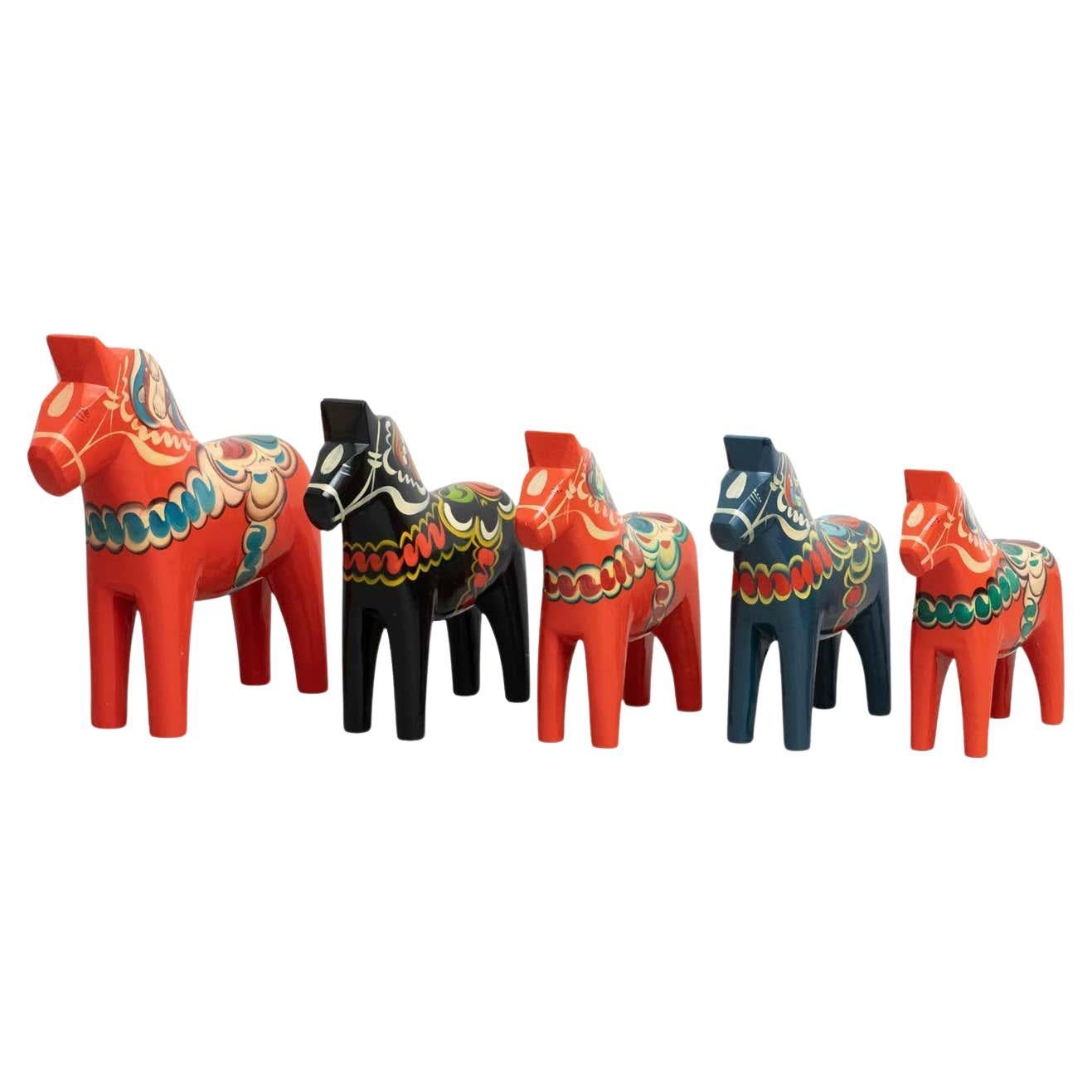 Ensemble de 5 jouets de cheval Dala en bois folklorique suédois, vers 1960