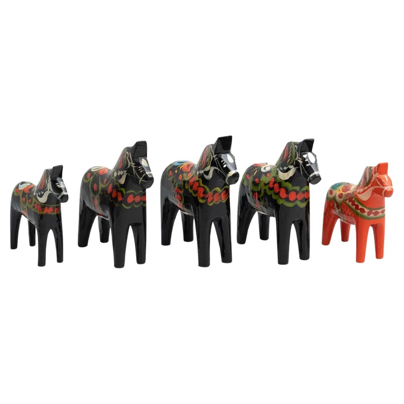 Ensemble de 5 jouets en bois folklorique suédois Dala pour chevaux, vers 1960