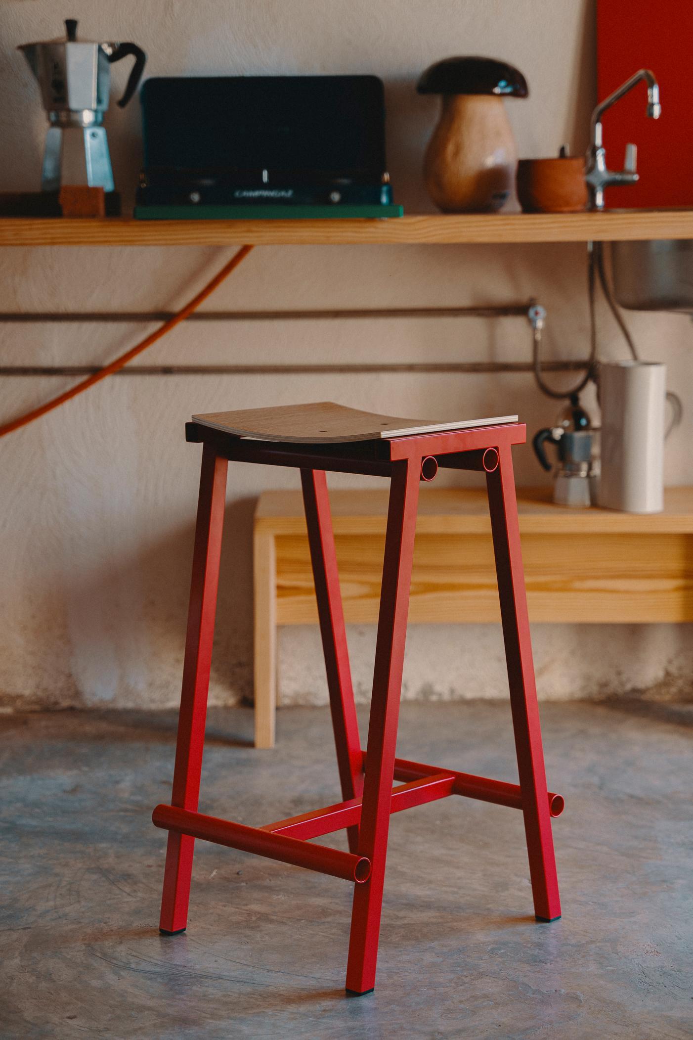 Juego de 5 Taburetes de Bar Taburete8 Bajo, 2 Rojo Señal y 3 Negro Acero con Recubrimiento de Polvo en venta 3