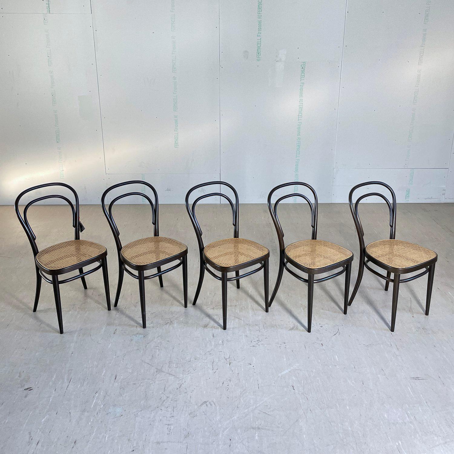 Satz von 5 Thonet #214 Wiener Bugholzstühlen im Angebot 3