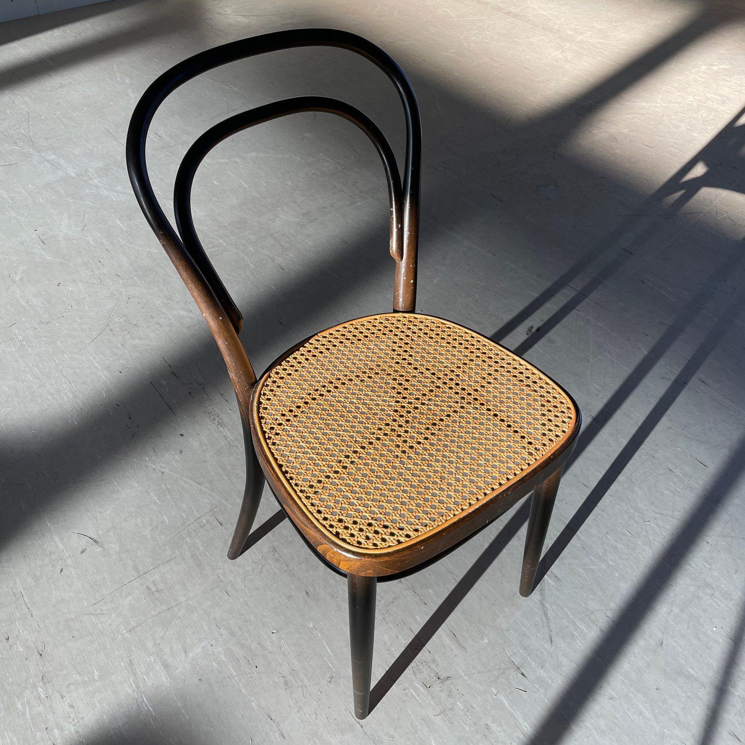 Satz von 5 Thonet #214 Wiener Bugholzstühlen im Angebot 4