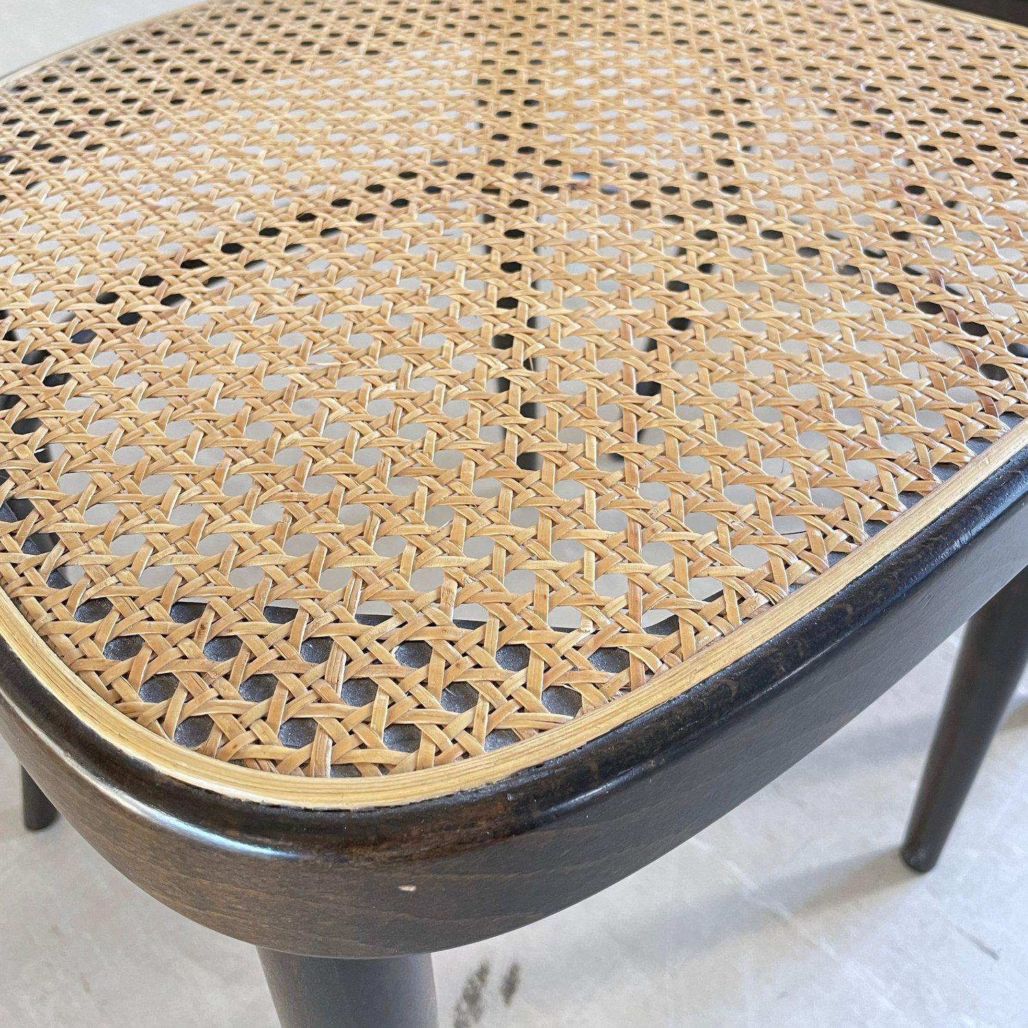 Satz von 5 Thonet #214 Wiener Bugholzstühlen im Angebot 5