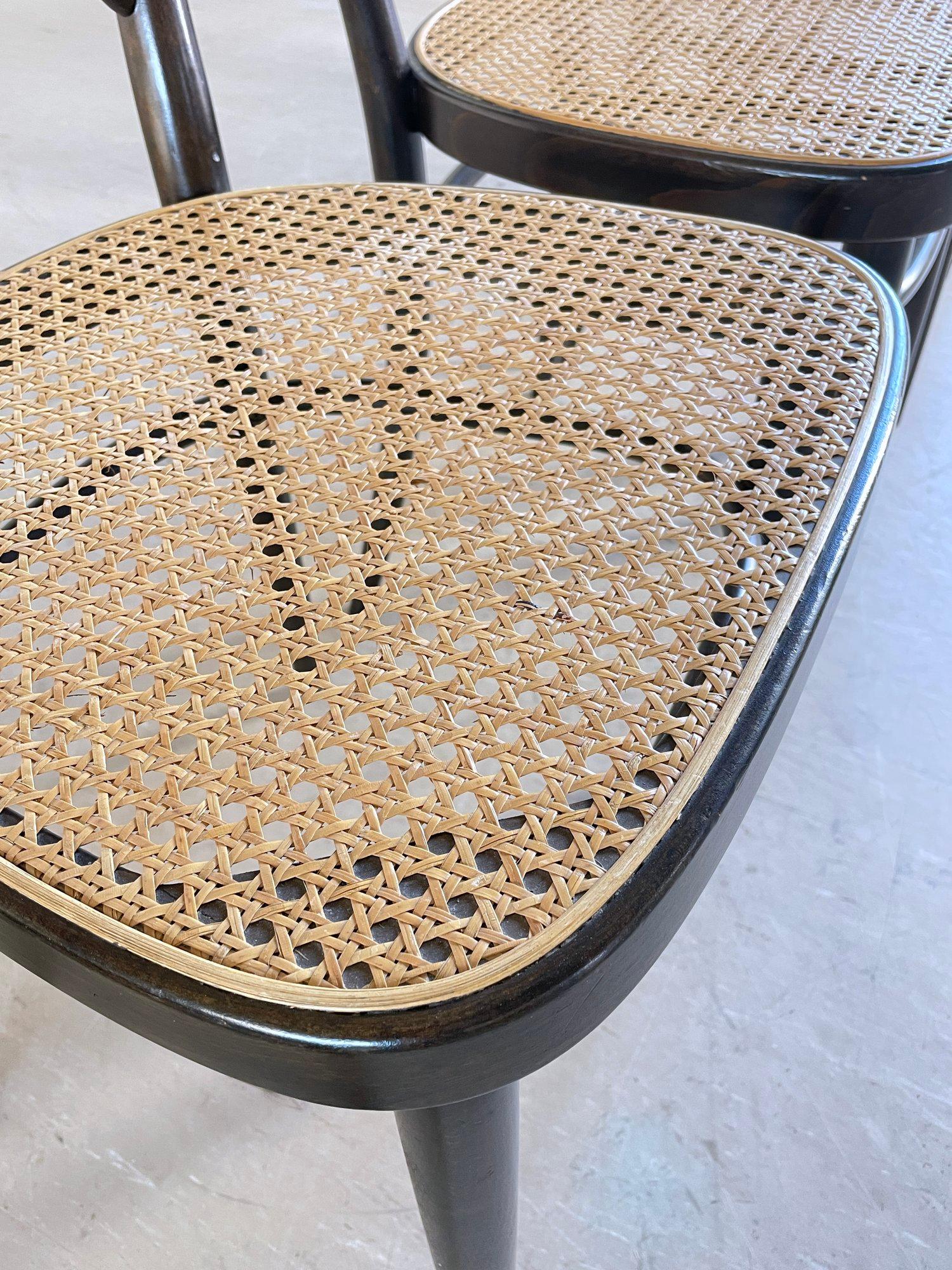 Satz von 5 Thonet #214 Wiener Bugholzstühlen im Angebot 6