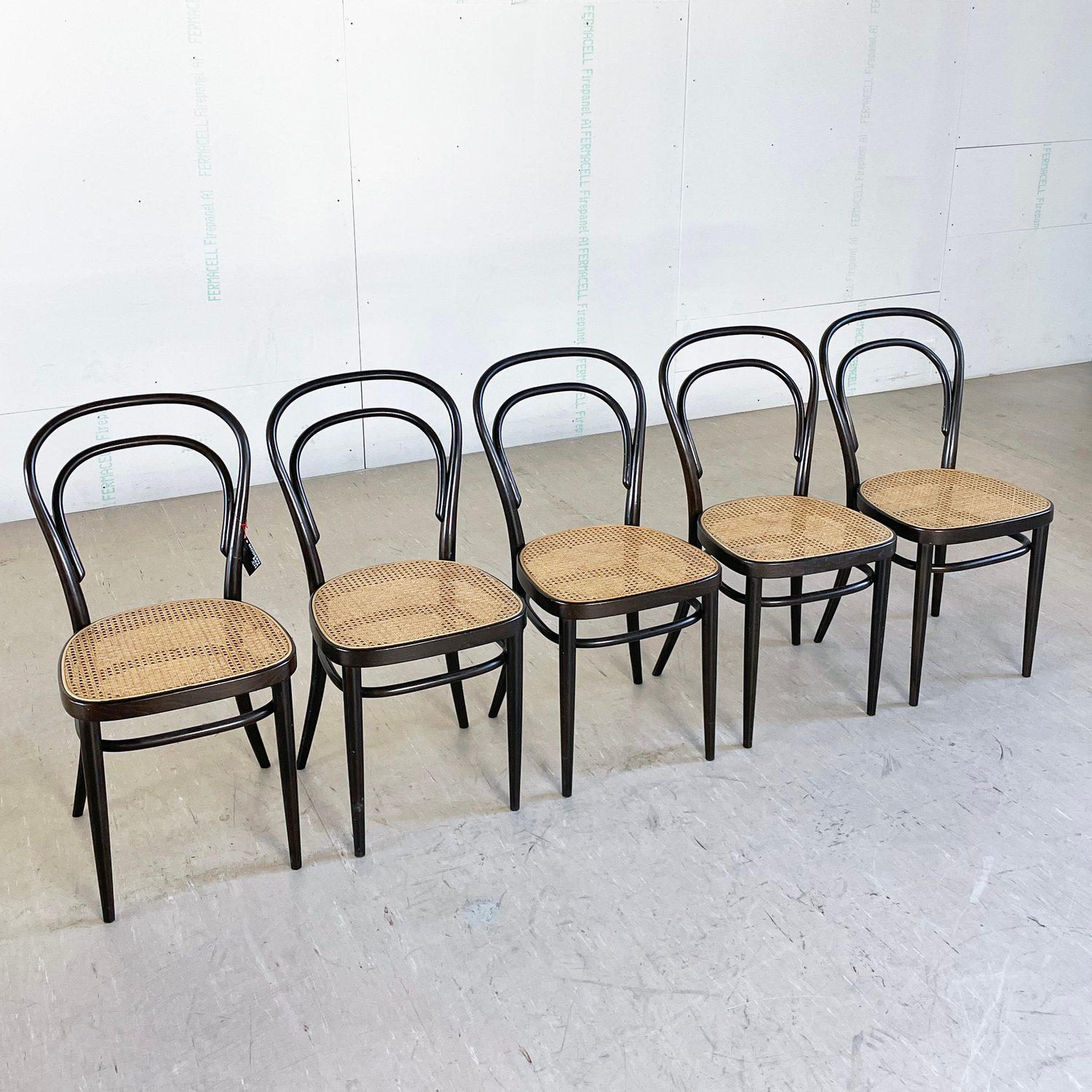 Satz von 5 Thonet #214 Wiener Bugholzstühlen im Angebot 7