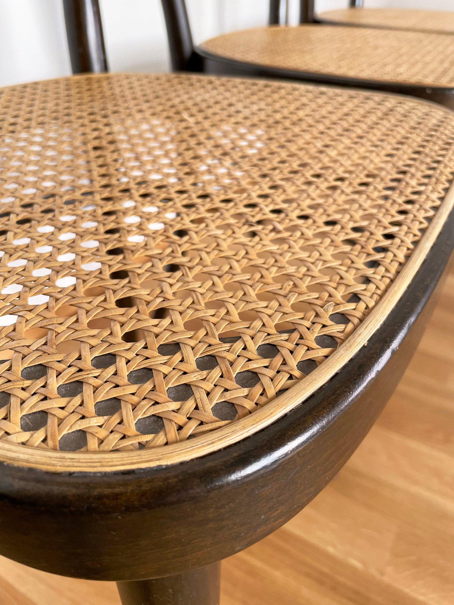 Satz von 5 Thonet #214 Wiener Bugholzstühlen (Schweizerisch) im Angebot