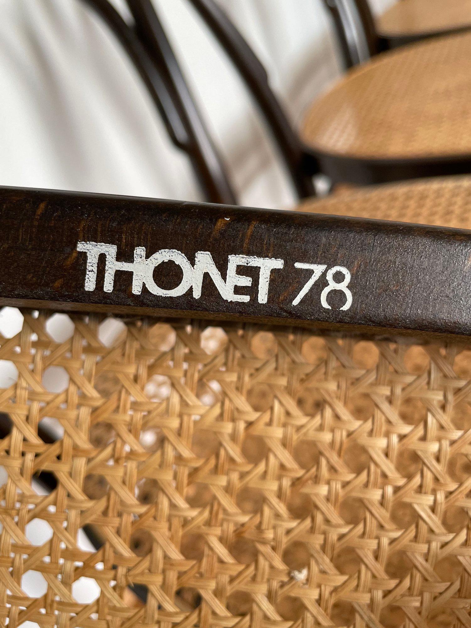 Satz von 5 Thonet #214 Wiener Bugholzstühlen (Ende des 20. Jahrhunderts) im Angebot