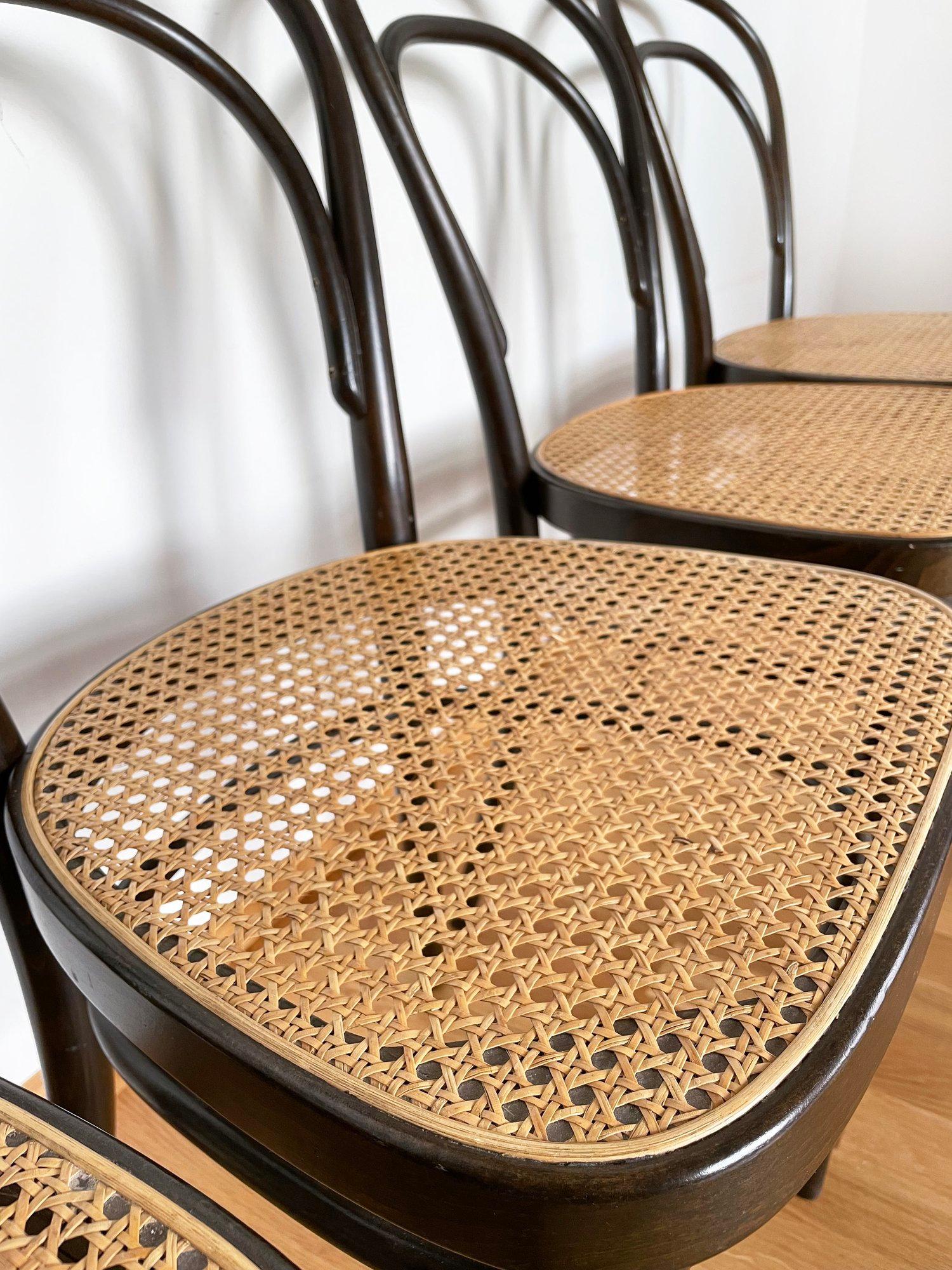 Satz von 5 Thonet #214 Wiener Bugholzstühlen (Holz) im Angebot