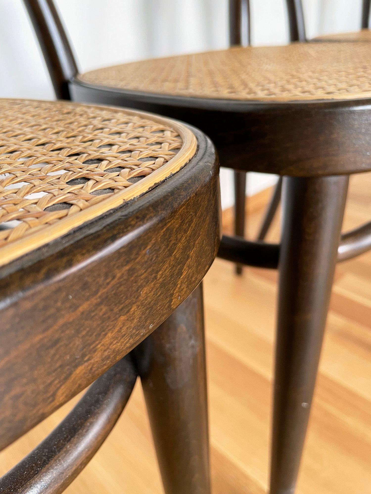 Satz von 5 Thonet #214 Wiener Bugholzstühlen im Angebot 1