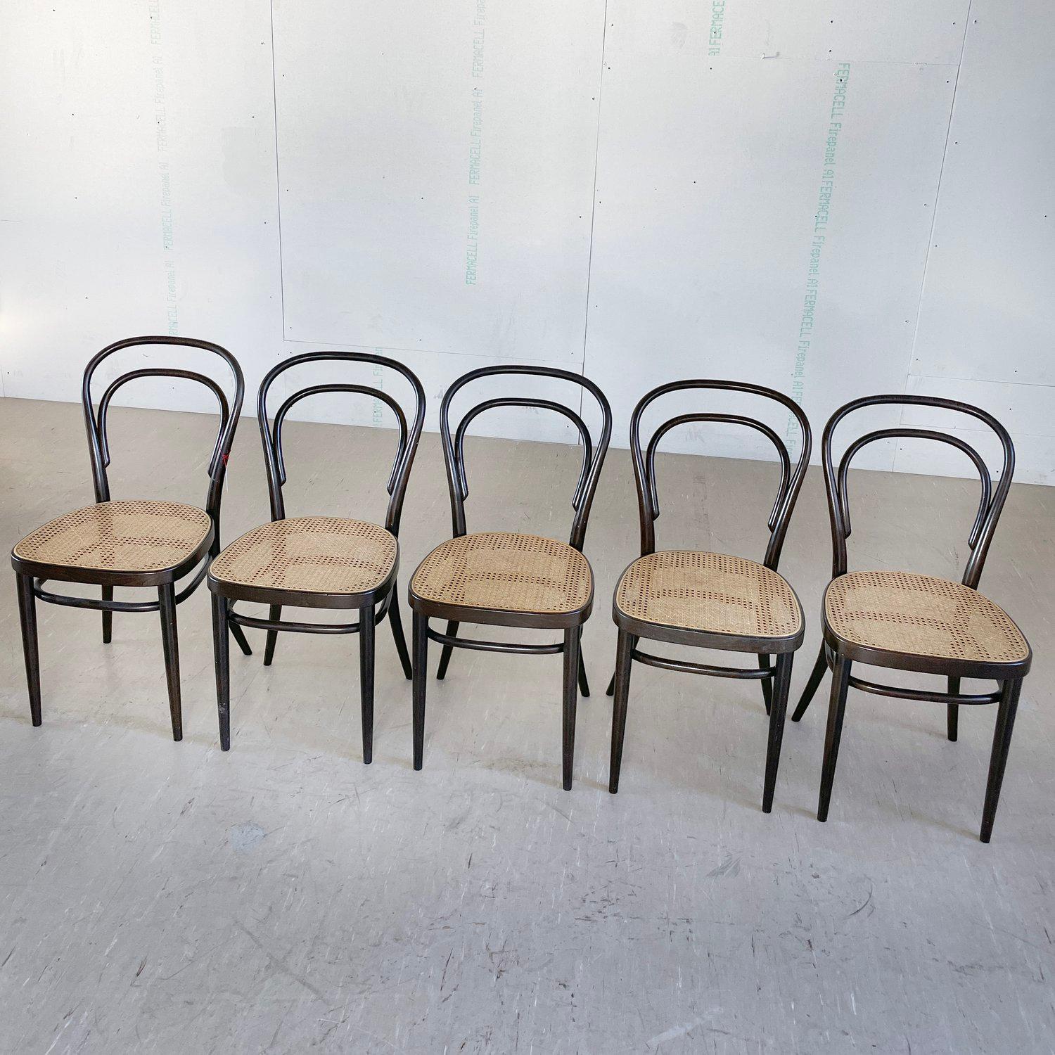 Satz von 5 Thonet #214 Wiener Bugholzstühlen im Angebot 2