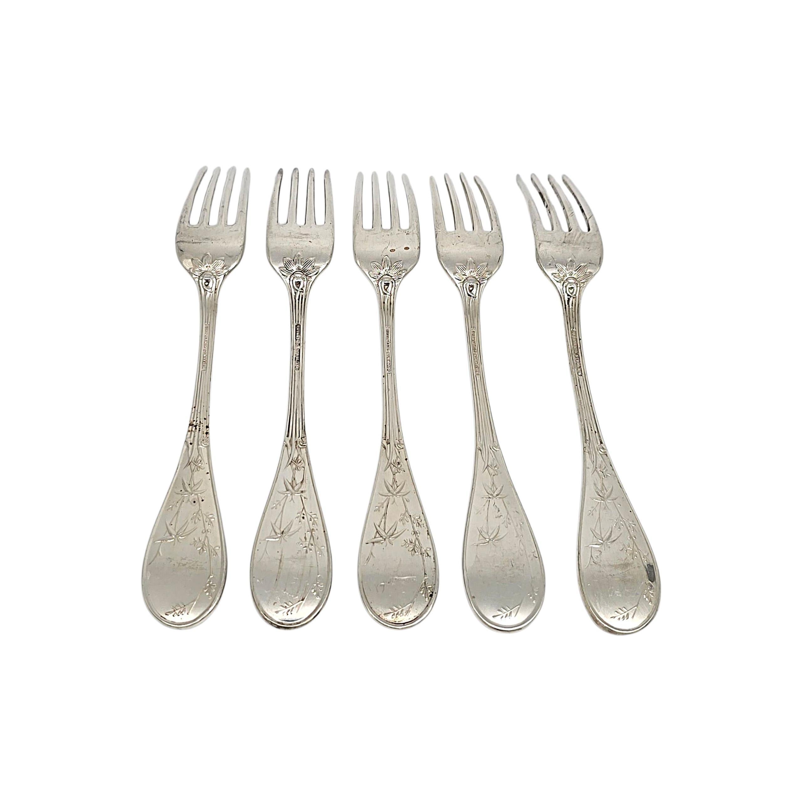 Ensemble de 5 fourchettes en argent Tiffany & Co Audubon

Conçu par A.C.I.C. en 1871, le motif Audubon s'inspire des peintures d'oiseaux japonaises du XIXe siècle. La boîte et la pochette Tiffany & Co ne sont pas incluses.

Pèse environ 301g, 194dwt