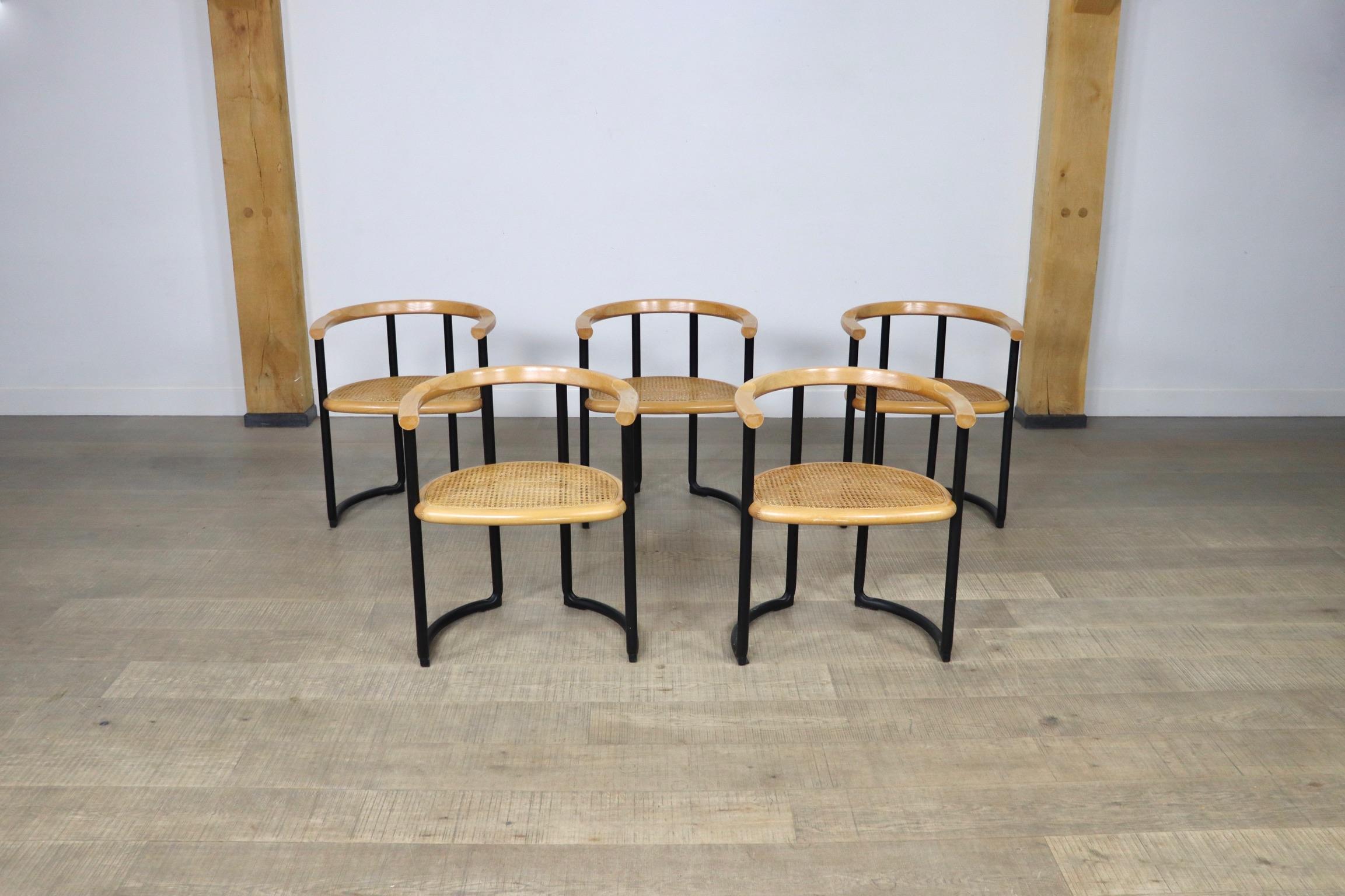 Ensemble de 5 chaises de salle à manger conçues par Tito Agnoli pour Ycami, modèle Achillea. Magnifique structure en métal tubulaire noir surmontée d'un dossier en bois de frêne de forme organique avec une assise en sangles. Un beau design minimal