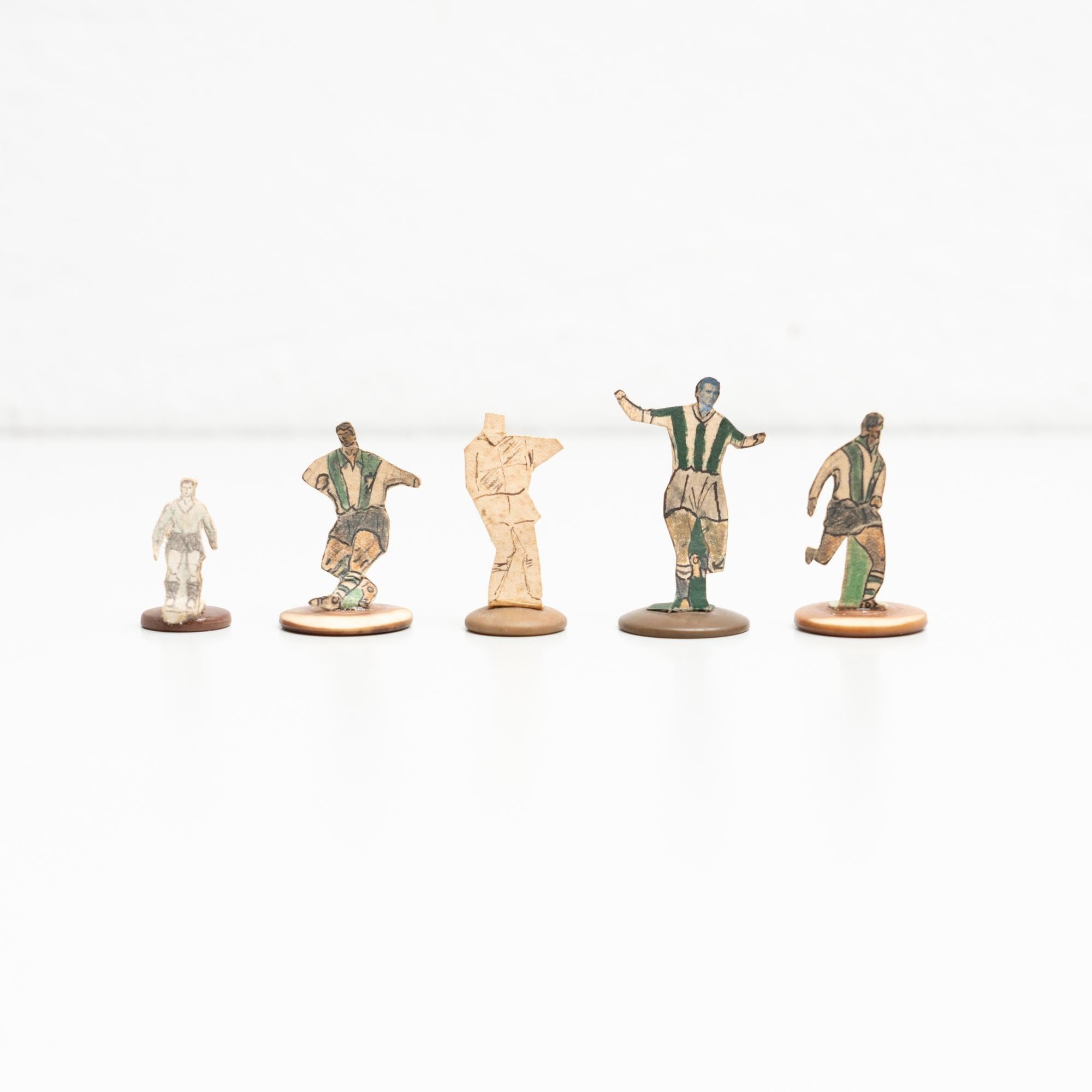 Set di cinque giocatori di calcio a bottoni da tavolo. Le figure tradizionali utilizzate per giocare a questo classico gioco di bottoni spagnolo.     I giocatori vengono costruiti attaccando una fotografia stampata o un disegno di un vero giocatore