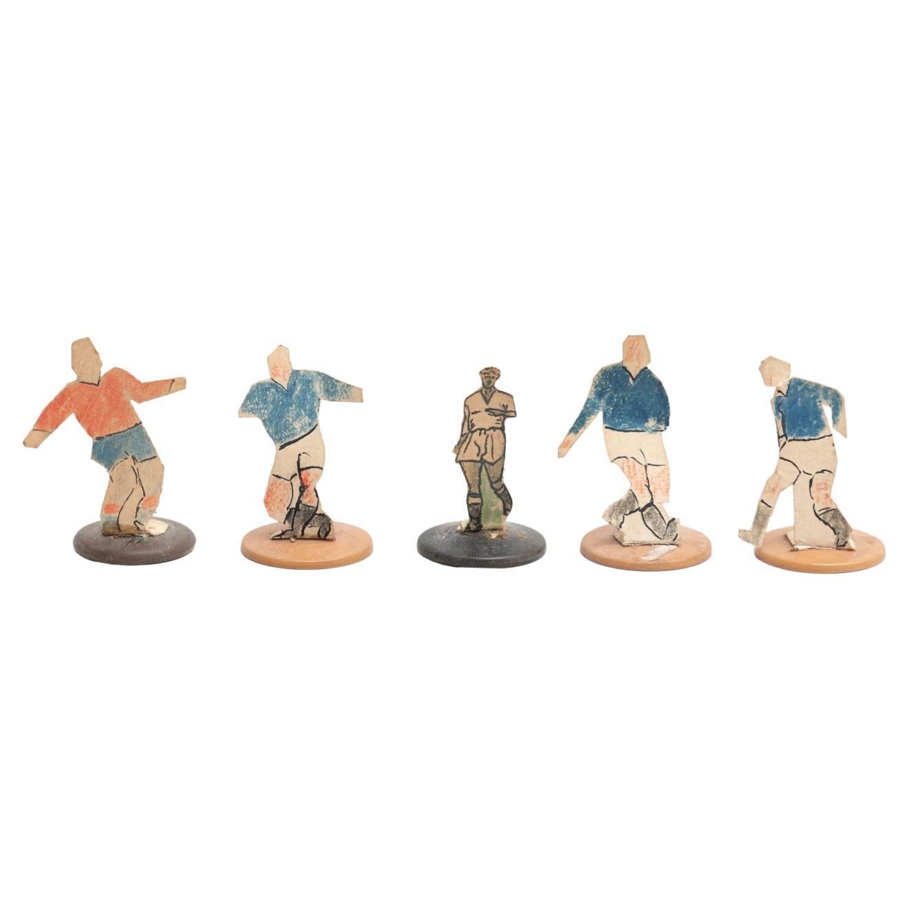 Ensemble de 5 figurines de football traditionnelles anciennes à boutons, datant d'environ 1950