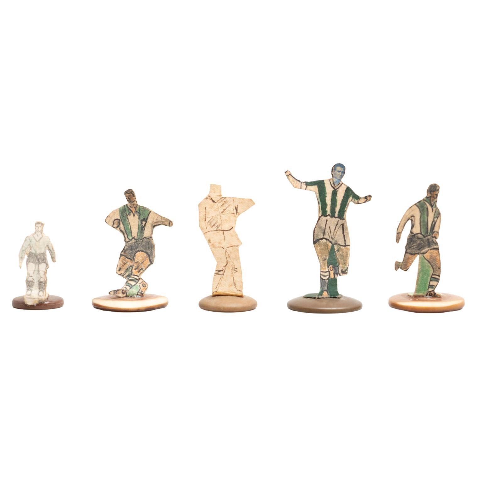 Ensemble de 5 figurines de football traditionnelles anciennes à boutons, datant d'environ 1950
