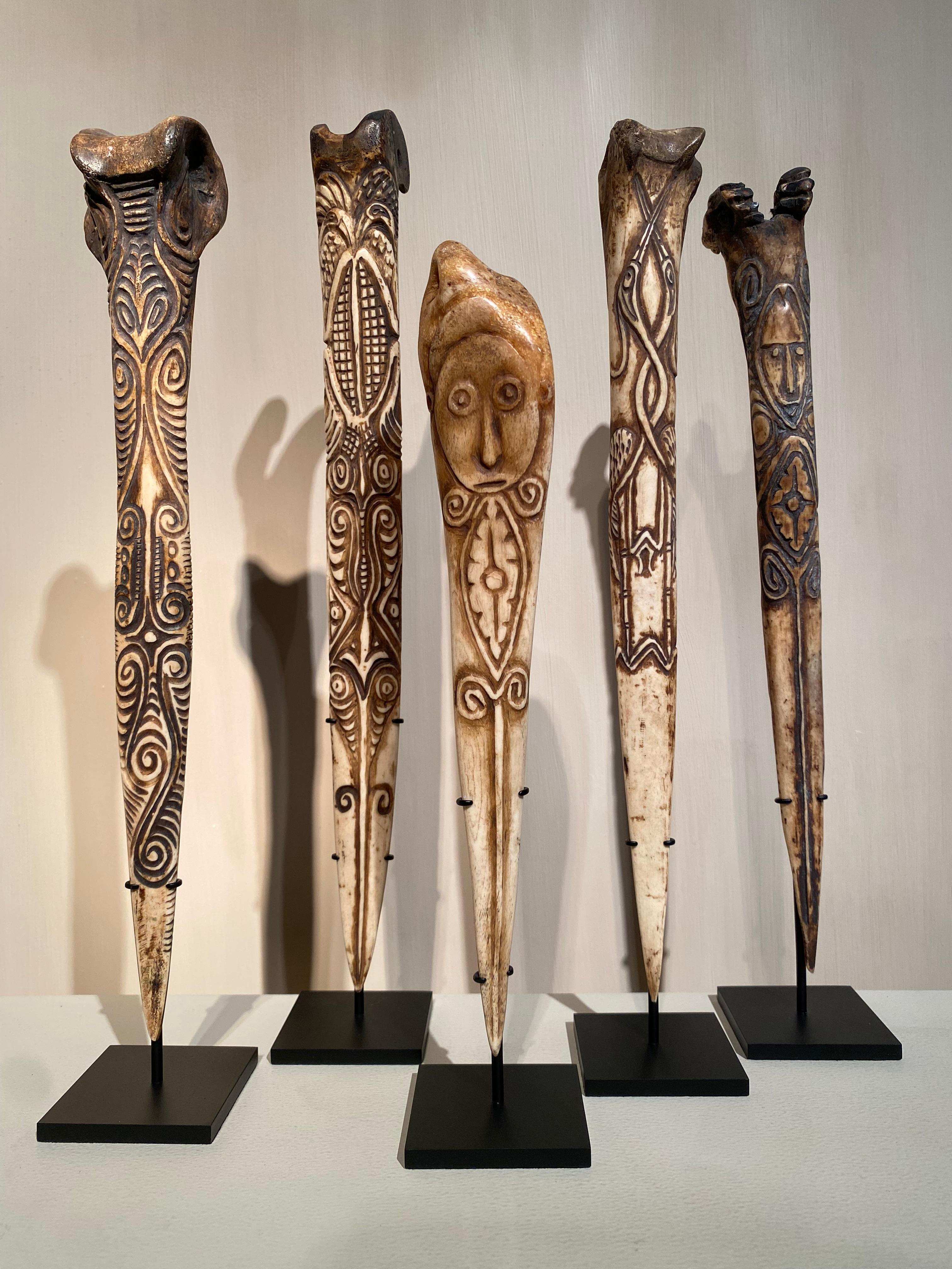 Ein außergewöhnlicher Satz von Stammesmessern aus Papua-Neuguinea, Region Sepik,
aus Knochen und mit typischen Sepik-Dekorationen geschnitzt,
großartige Patina und Farbe des Knochens,
sehr dekorative Gegenstände, montiert auf einem