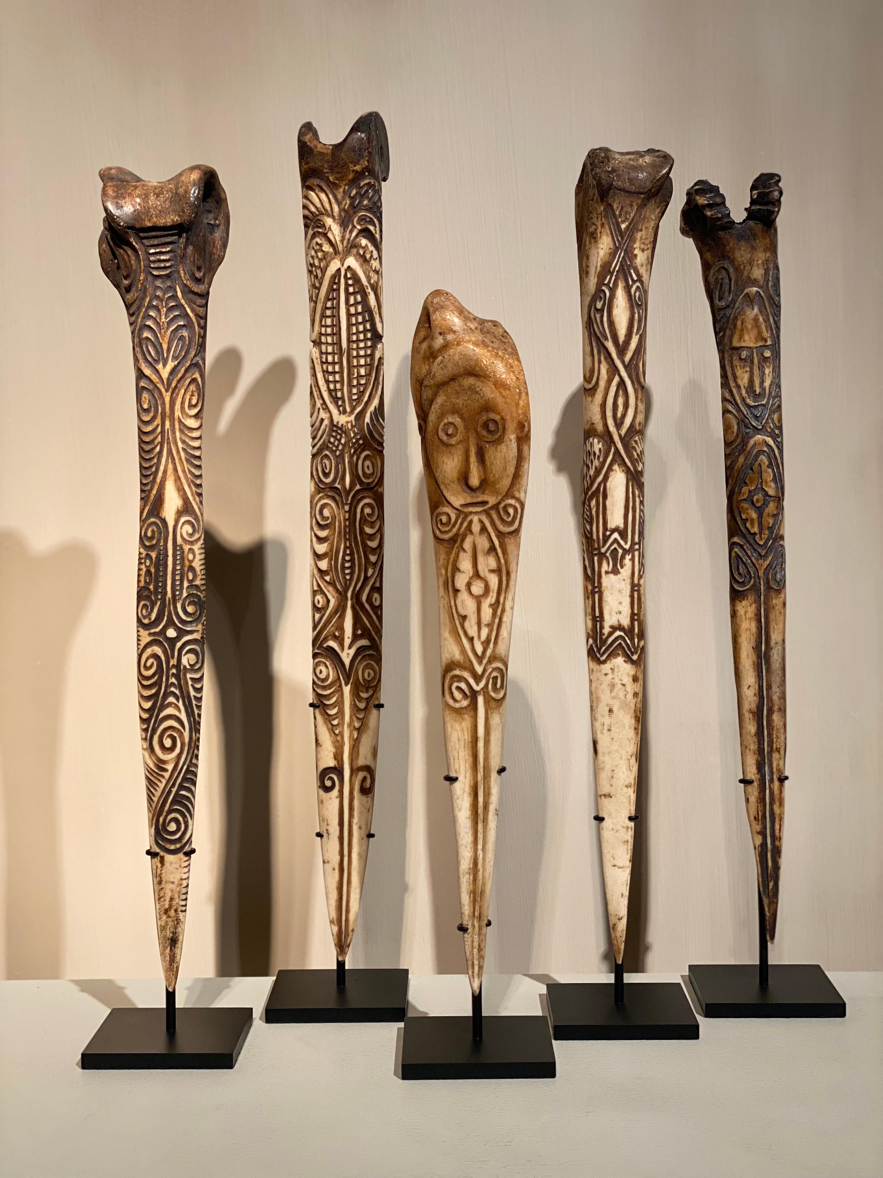 Satz von 5 Tribal Art Messern aus Papua-Neuguinea (Asiatisch) im Angebot