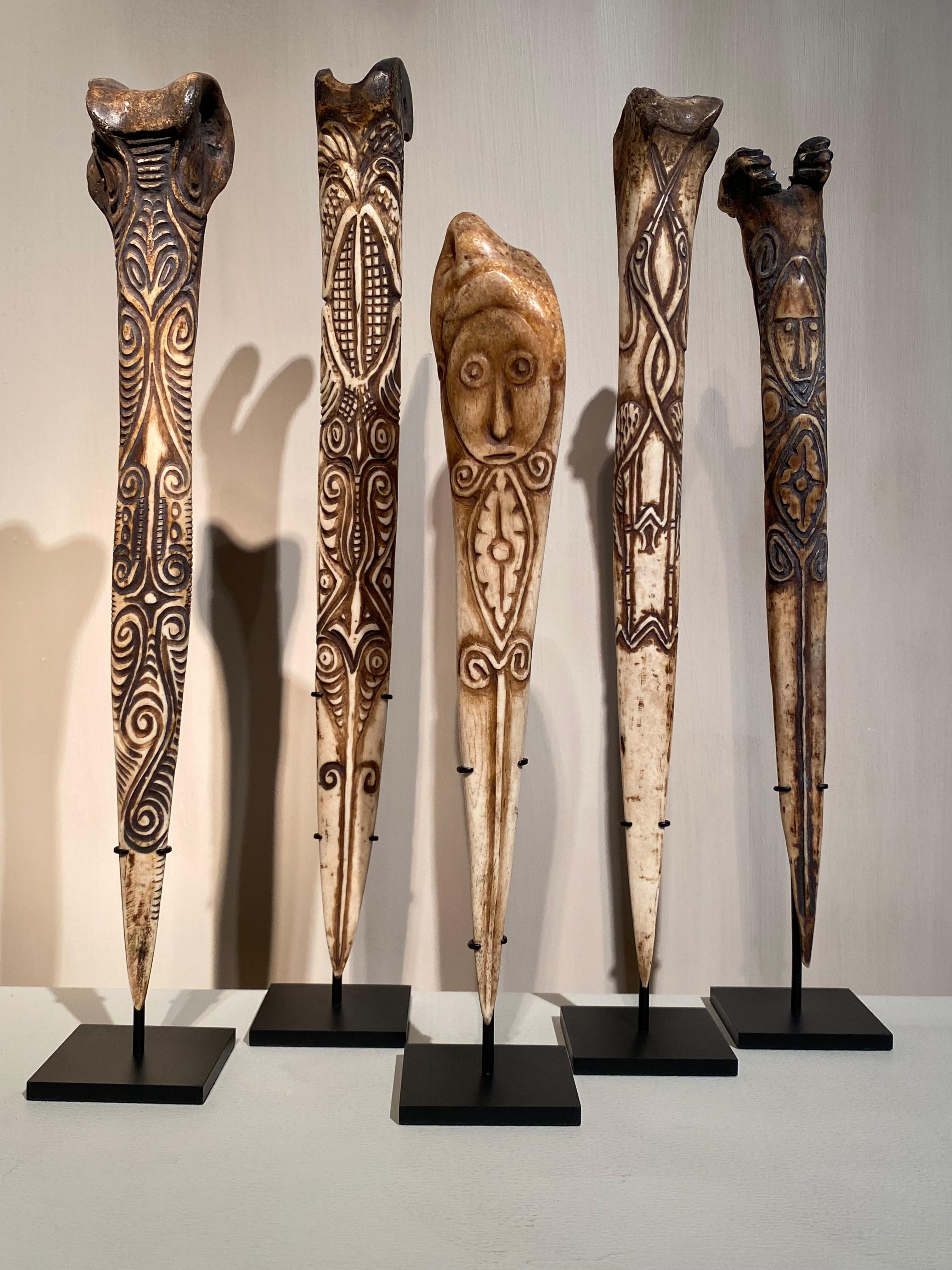 Satz von 5 Tribal Art Messern aus Papua-Neuguinea (Patiniert) im Angebot