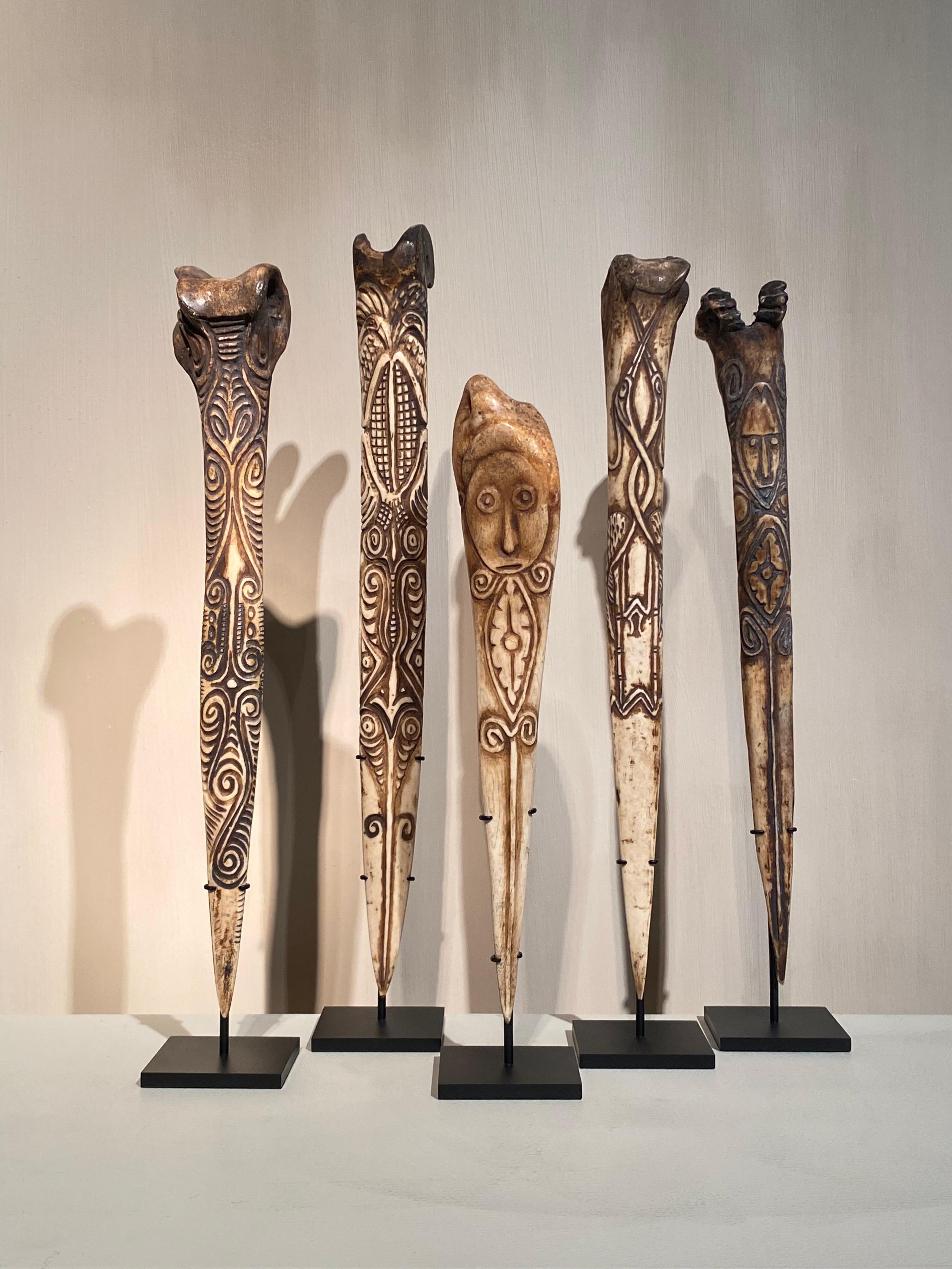 Satz von 5 Tribal Art Messern aus Papua-Neuguinea im Zustand „Gut“ im Angebot in Schellebelle, BE