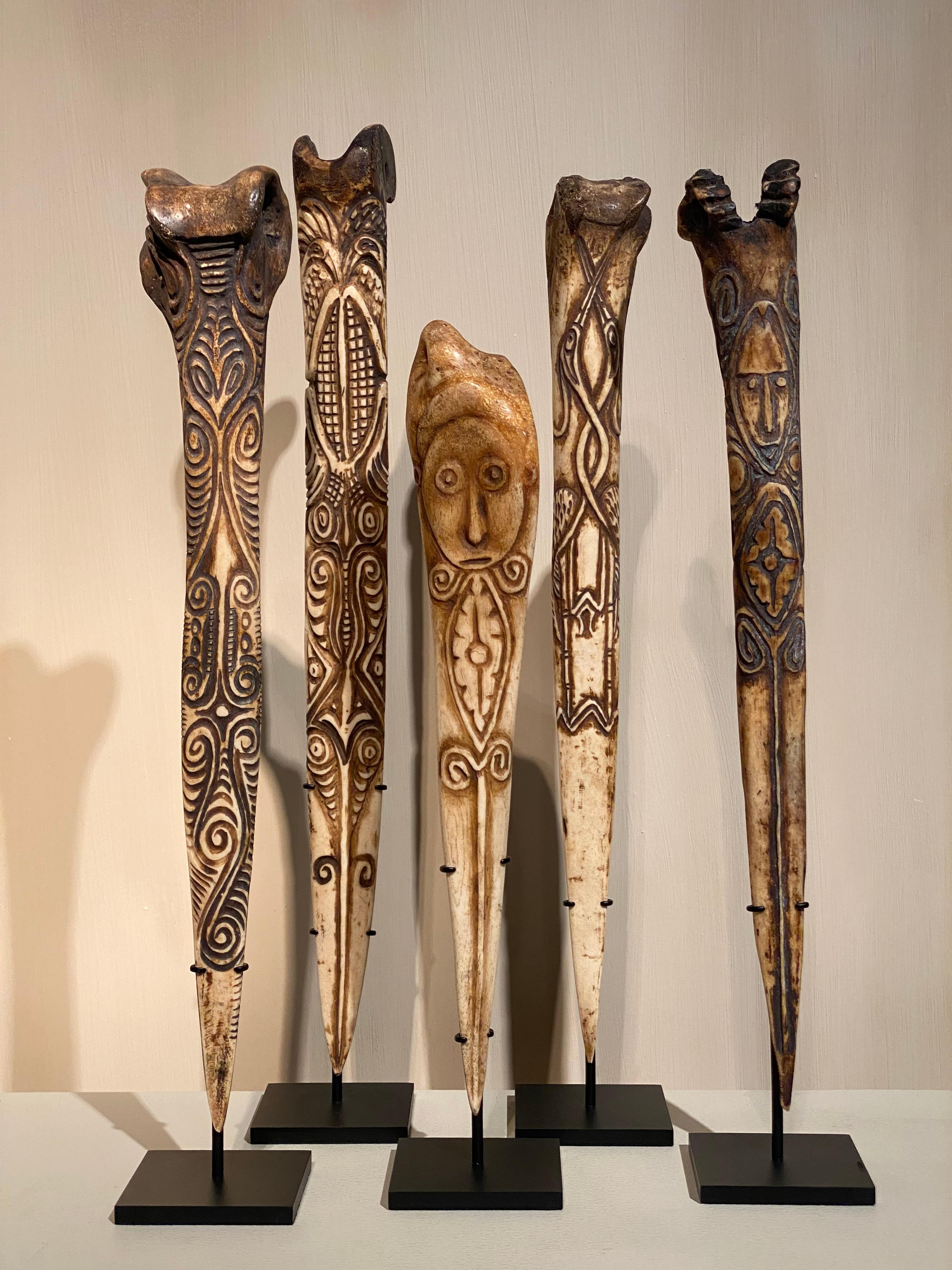 Satz von 5 Tribal Art Messern aus Papua-Neuguinea (Ende des 20. Jahrhunderts) im Angebot