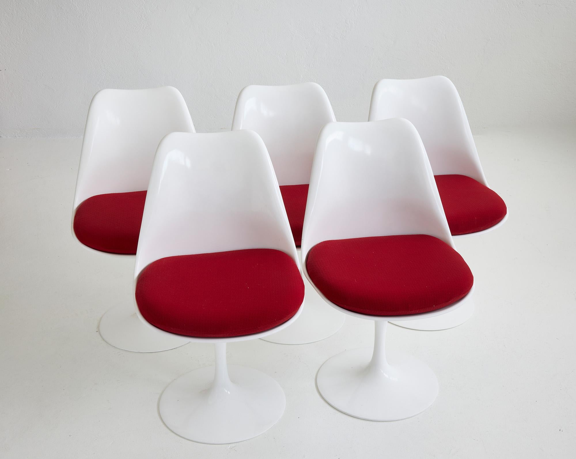 La sedia Tulip, disegnata da Eero Saarinen nel 1956 per Knoll International, è un pezzo chiave del design moderno di metà secolo. Saarinen voleva creare una sedia che eliminasse l'ingombro delle tradizionali quattro gambe, utilizzando invece