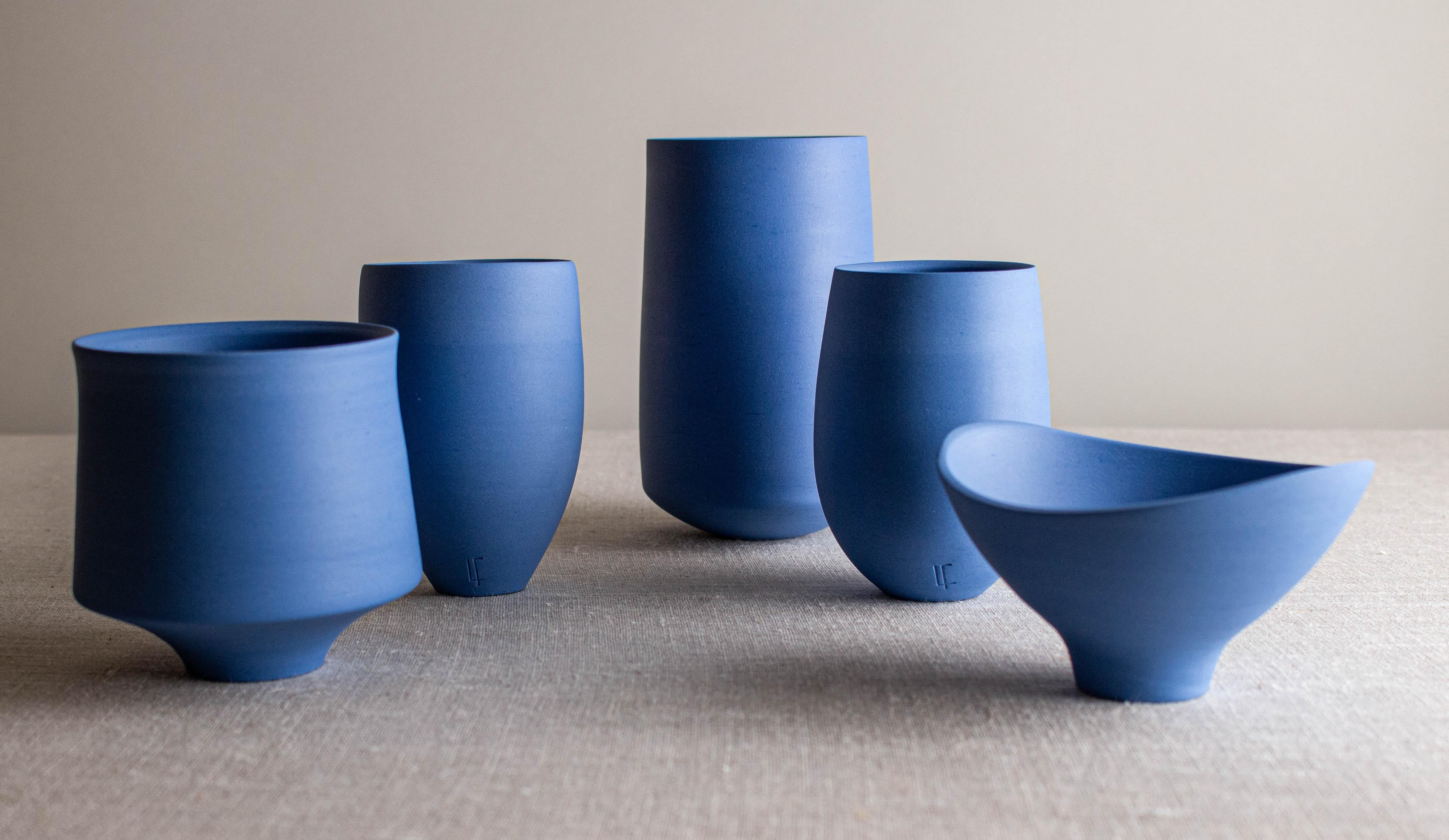 Moderne Ensemble de 5 vases, récipients et bols en porcelaine bleue par Lisa Fleming en vente