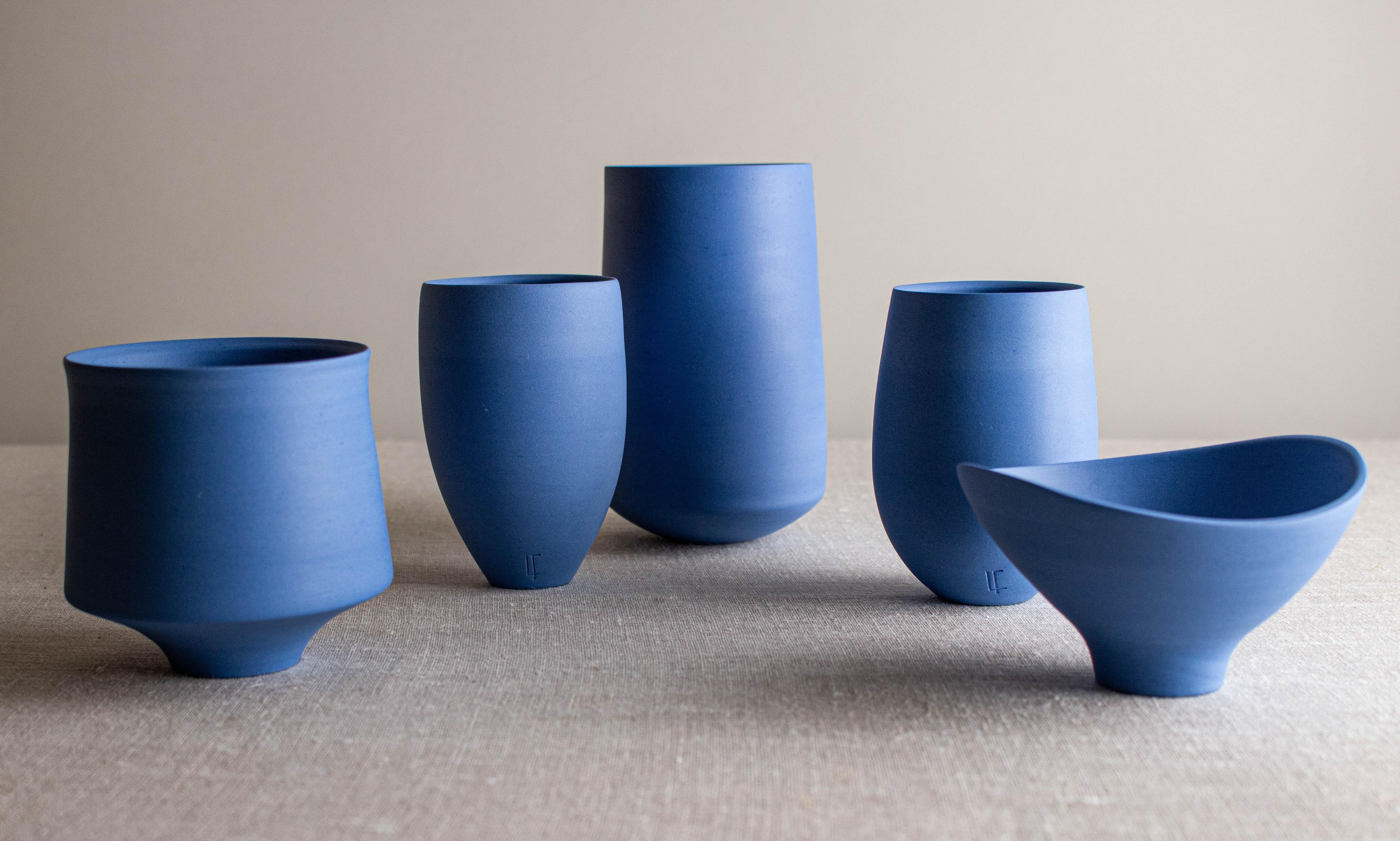 Mexicain Ensemble de 5 vases, récipients et bols en porcelaine bleue par Lisa Fleming en vente