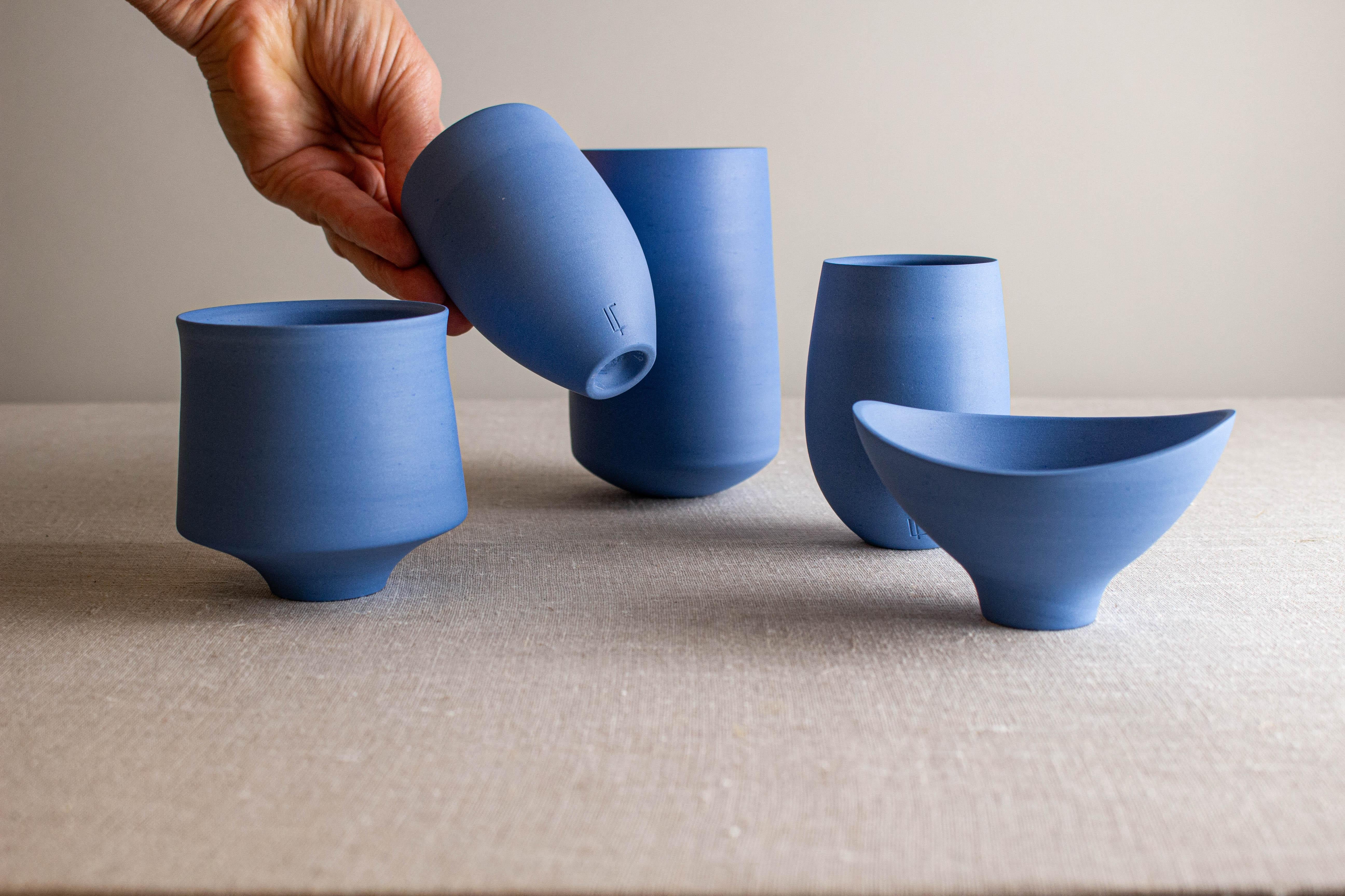 Ensemble de 5 vases, récipients et bols en porcelaine bleue par Lisa Fleming Neuf - En vente à Geneve, CH