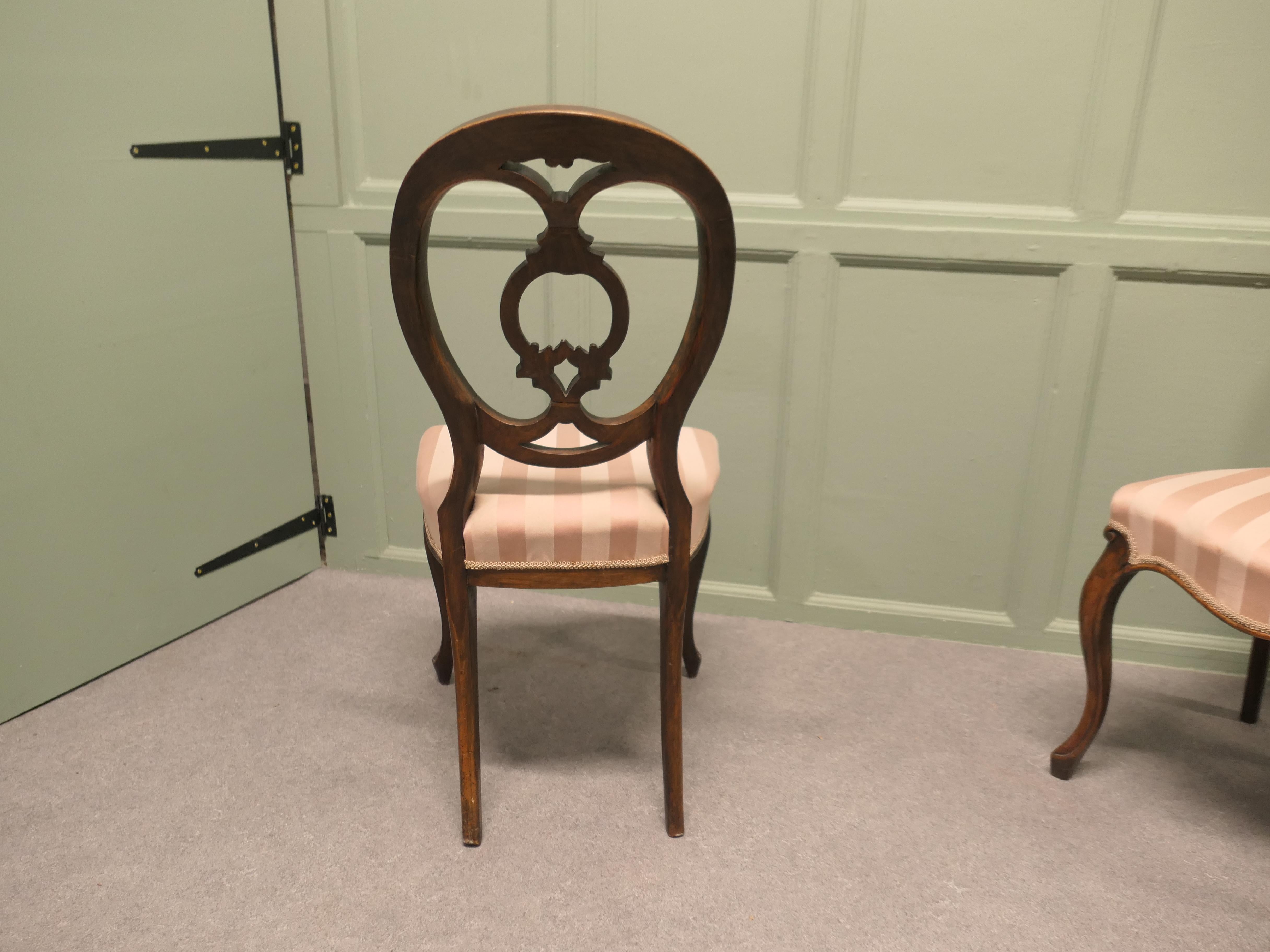 Walnut Set of 5 Victorian Balloon Back Dining Chairs For Sale