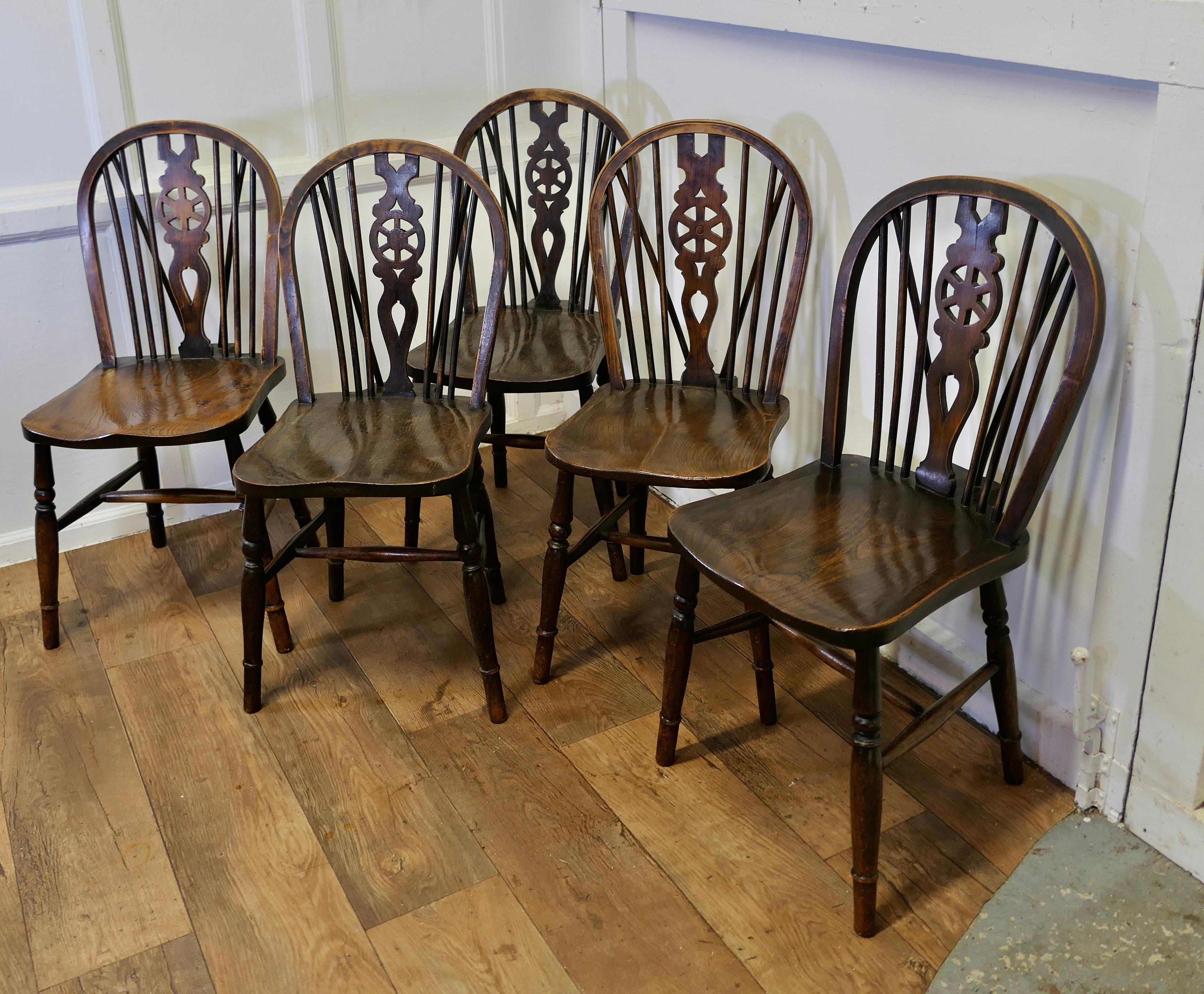 Country Set of 5 Victorian Beech & Elm Wheel Back Windsor Kitchen Dining Chairs    For Sale
