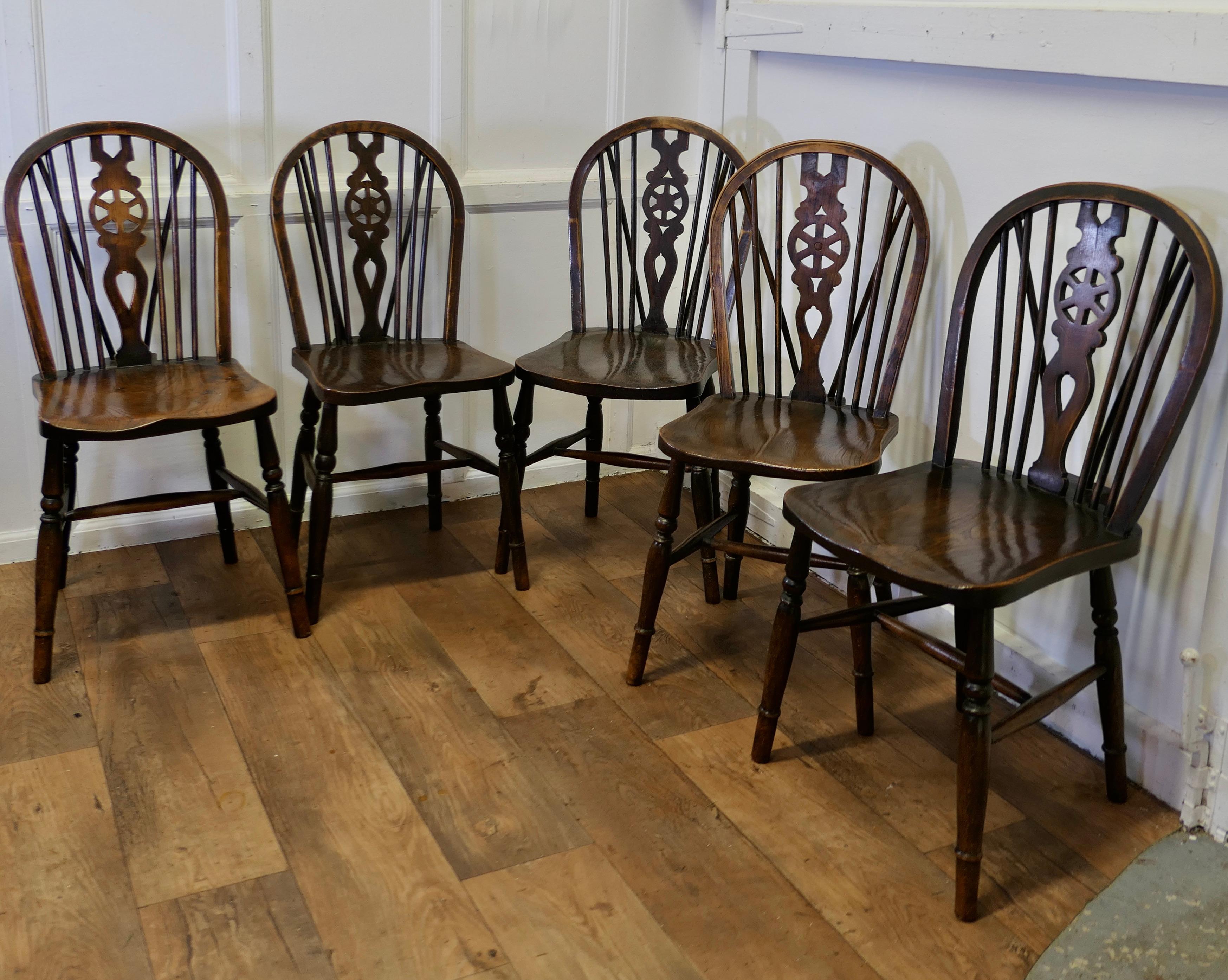 Set of 5 Victorian Beech & Elm Wheel Back Windsor Kitchen Dining Chairs    In Good Condition For Sale In Chillerton, Isle of Wight