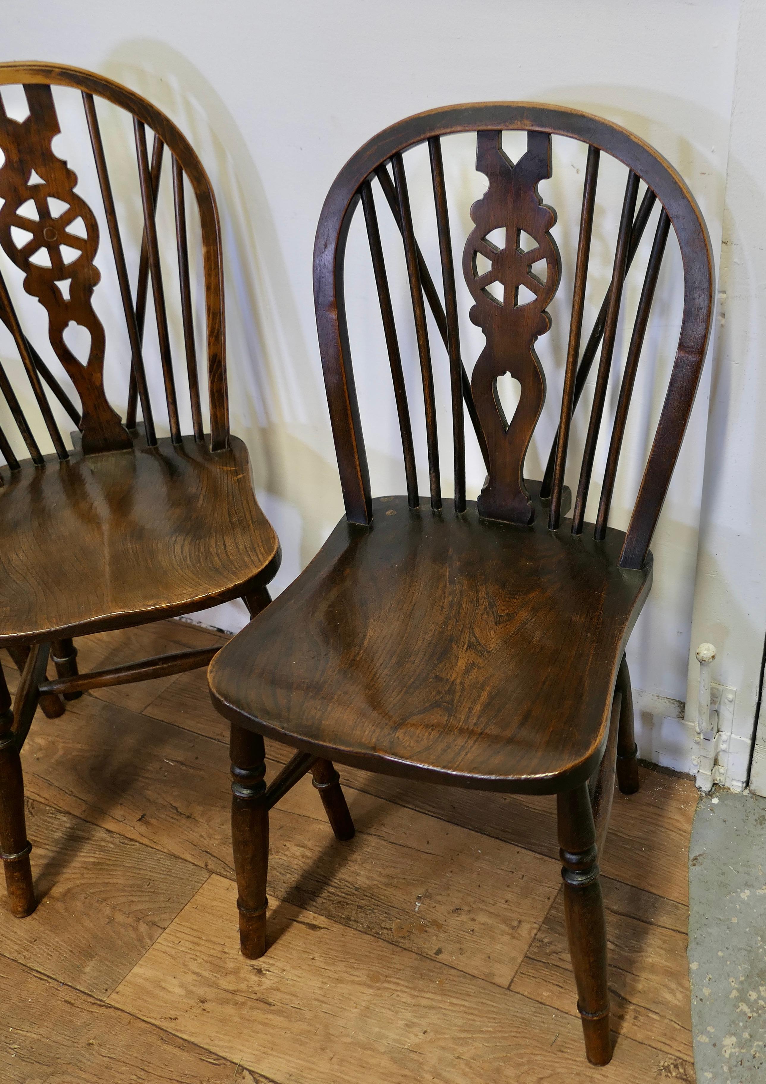 Early 20th Century Set of 5 Victorian Beech & Elm Wheel Back Windsor Kitchen Dining Chairs    For Sale
