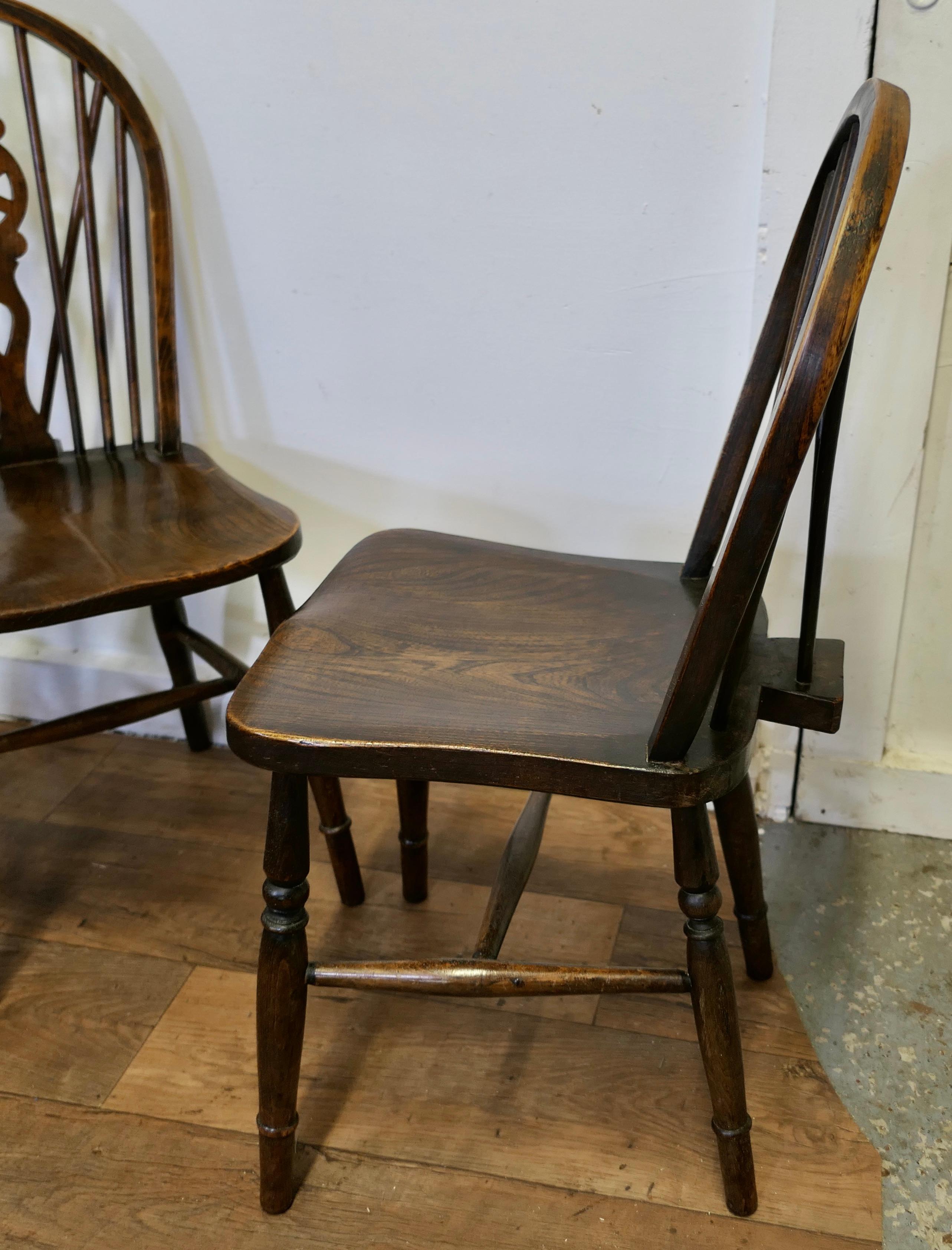 Set of 5 Victorian Beech & Elm Wheel Back Windsor Kitchen Dining Chairs    For Sale 1