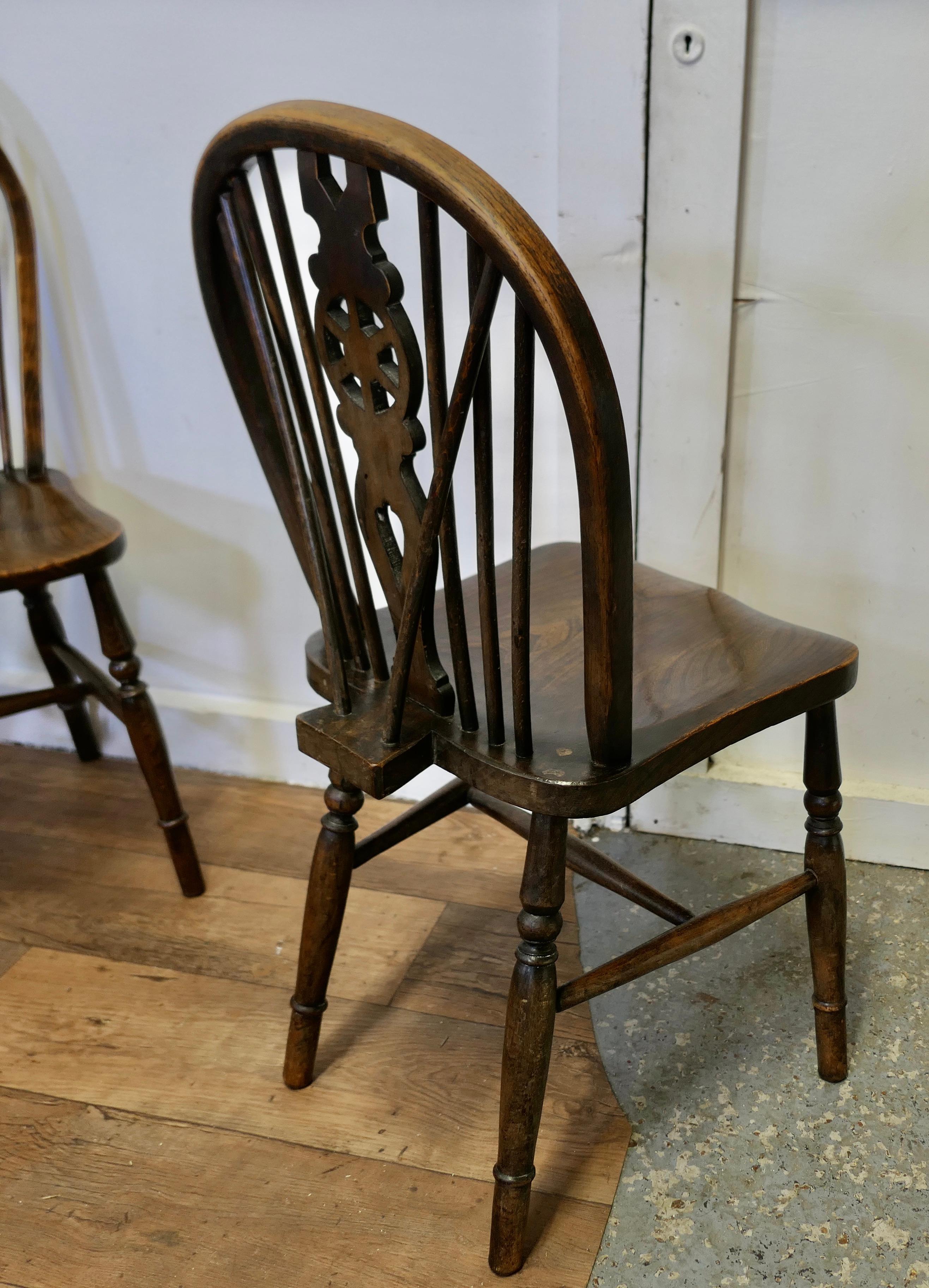 Set of 5 Victorian Beech & Elm Wheel Back Windsor Kitchen Dining Chairs    For Sale 2