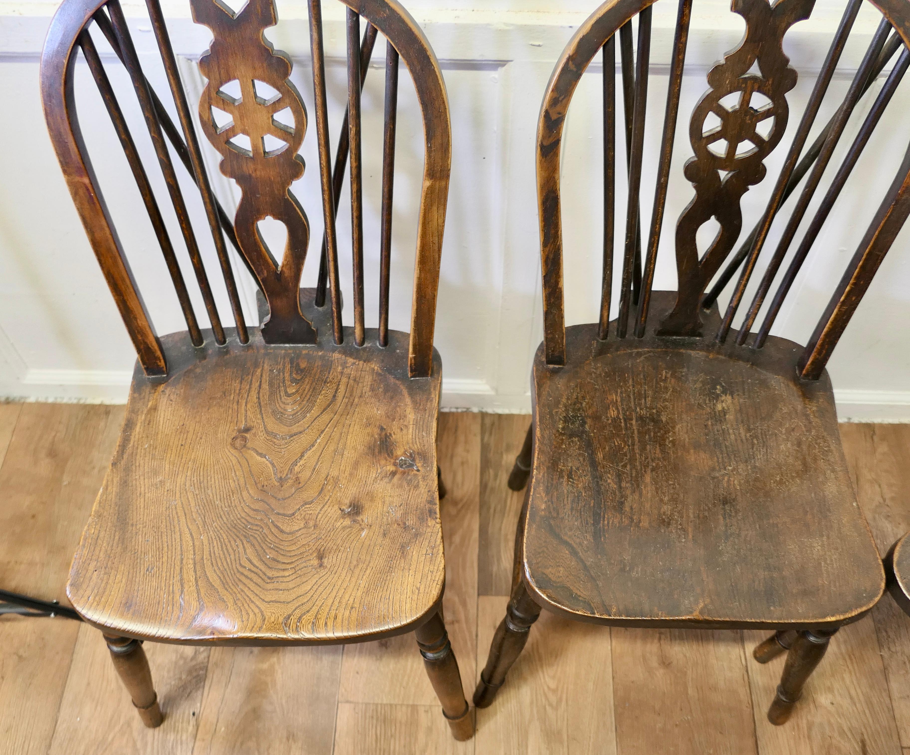 Set of 5 Victorian Beech & Elm Wheel Back Windsor Kitchen Dining Chairs    For Sale 3
