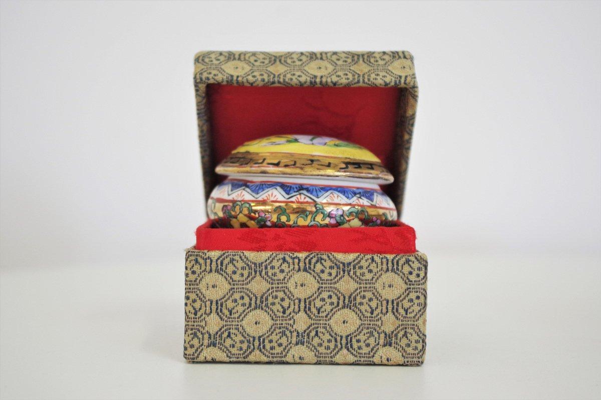 Satz von 5 Vintage 1970s 'Venedig' Stoff und Holz Boxen - Italienische Mitte des Jahrhunderts Dekor

Beschreibung des Produkts:
Verleihen Sie Ihrem Zuhause einen Hauch von italienischem Vintage-Charme mit diesem exquisiten Set aus fünf