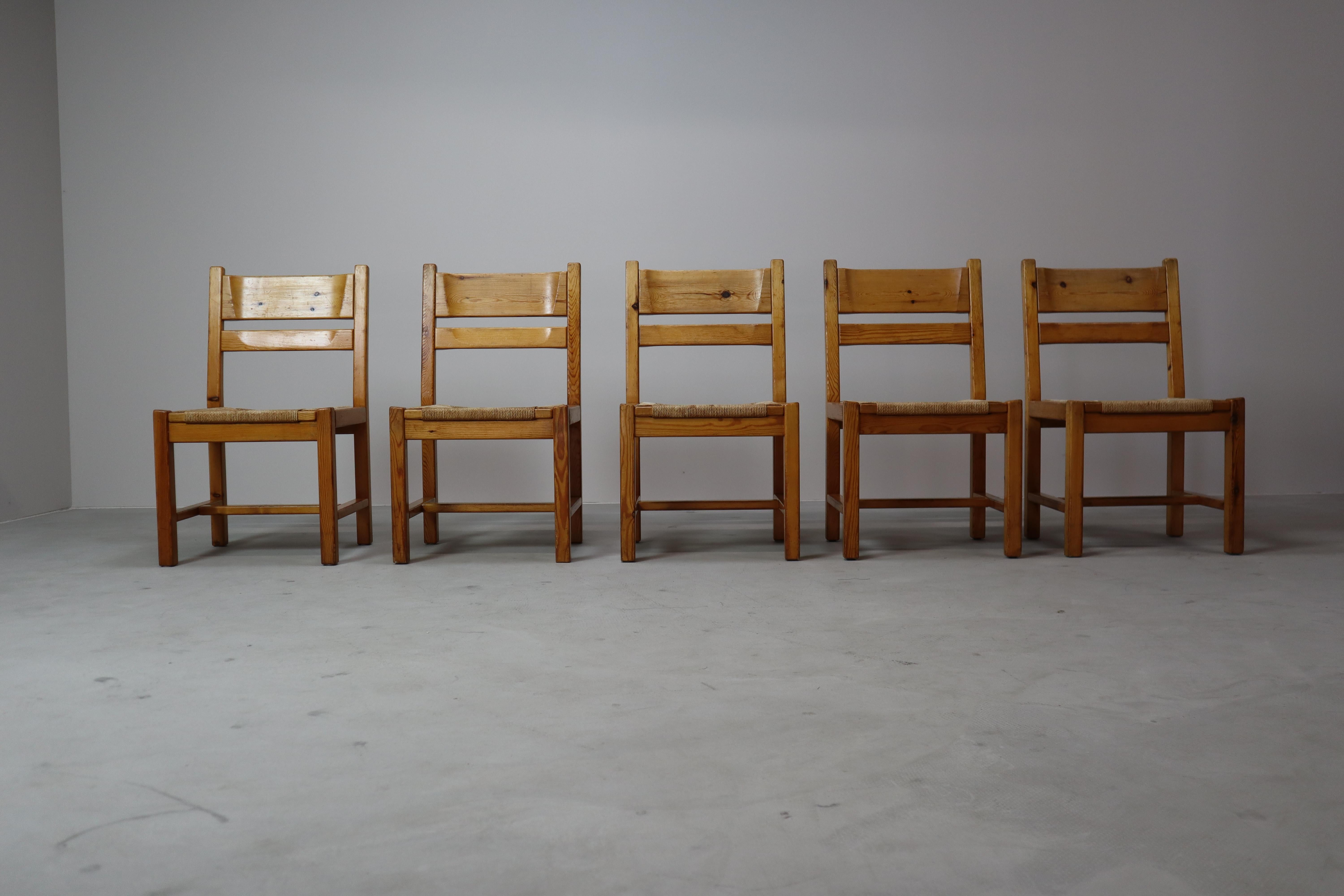 A beautiful set of 5 dining chairs produced by the renowned Gramrode Møbelfabrik and designed by Tage Poulsen in the 1970s. These chairs represent the perfect blend of rustic charm and Scandinavian minimalism.

Crafted from solid pine, the frames
