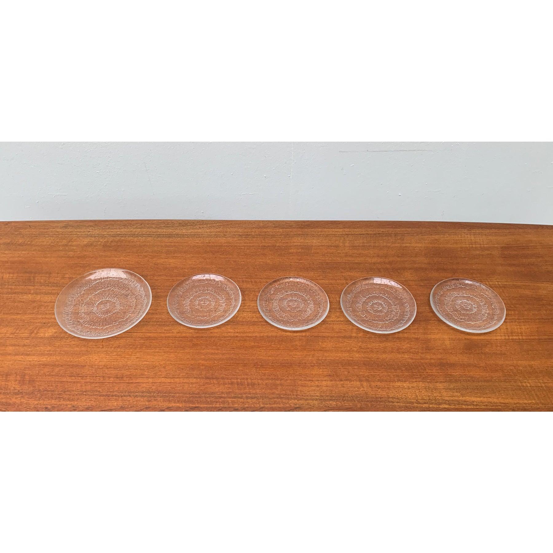 Assiettes en verre finlandaises Solaris par Tapio Wirkkala pour Iittala, lot de 5, en très bon état. Vintage By 1970 à 1979 Preuves officielles d'authenticité telles que catalogues d'époque, dossiers de créateurs.

Informations complémentaires