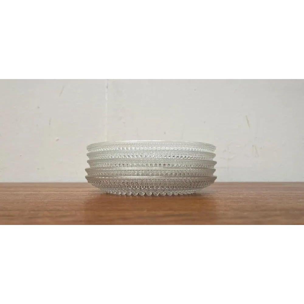 Vintage Finnish Kastehelmi Series Glass Plates von Oiva Toikka für Iittala, Satz von 5, in sehr gutem Zustand. Entworfen 1970 bis 1979 Offizieller Echtheitsnachweis wie z. B. alte Kataloge, Designerunterlagen.

Zusätzliche
