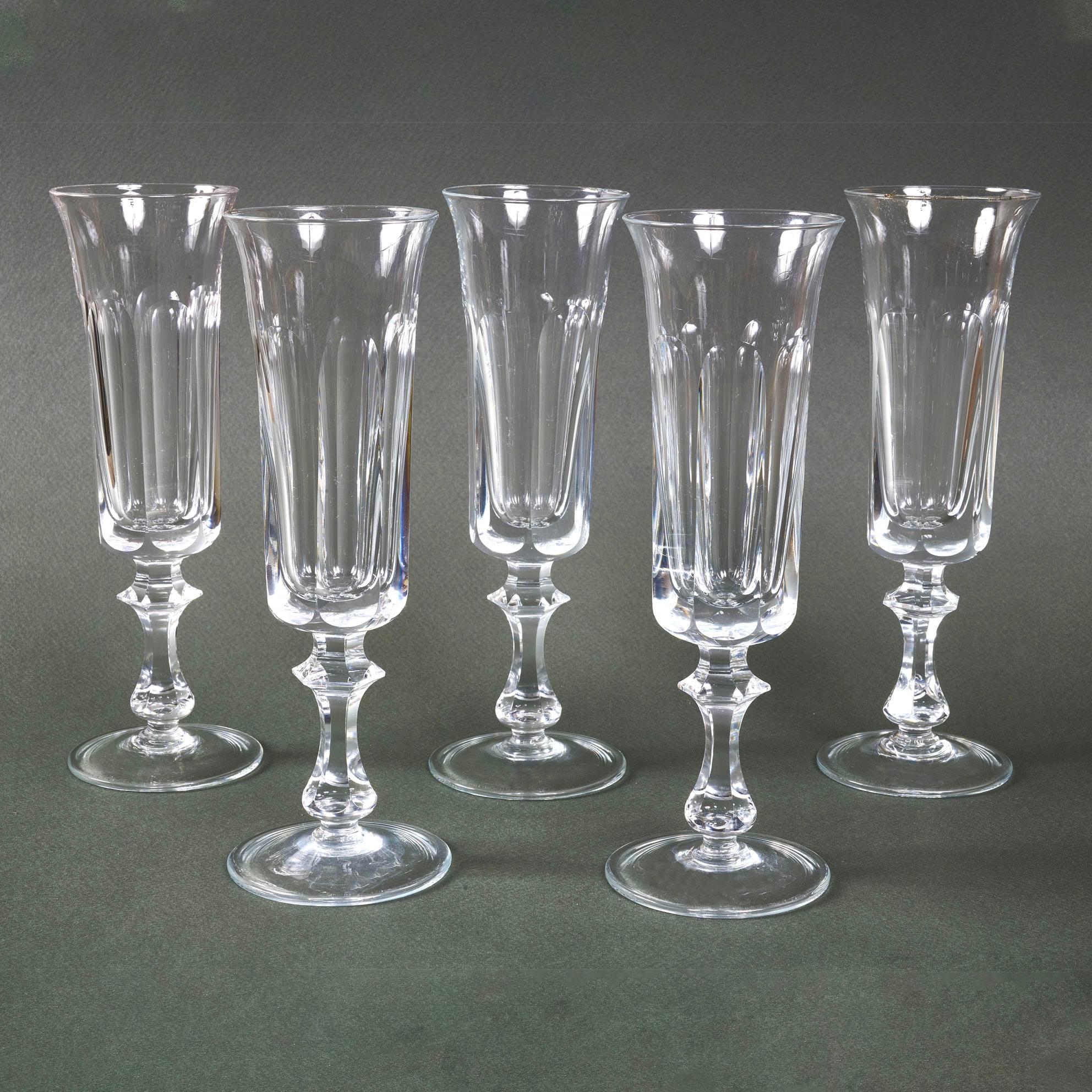 Lot de 5 flûtes à champagne en cristal de Baccarat, d
époque française