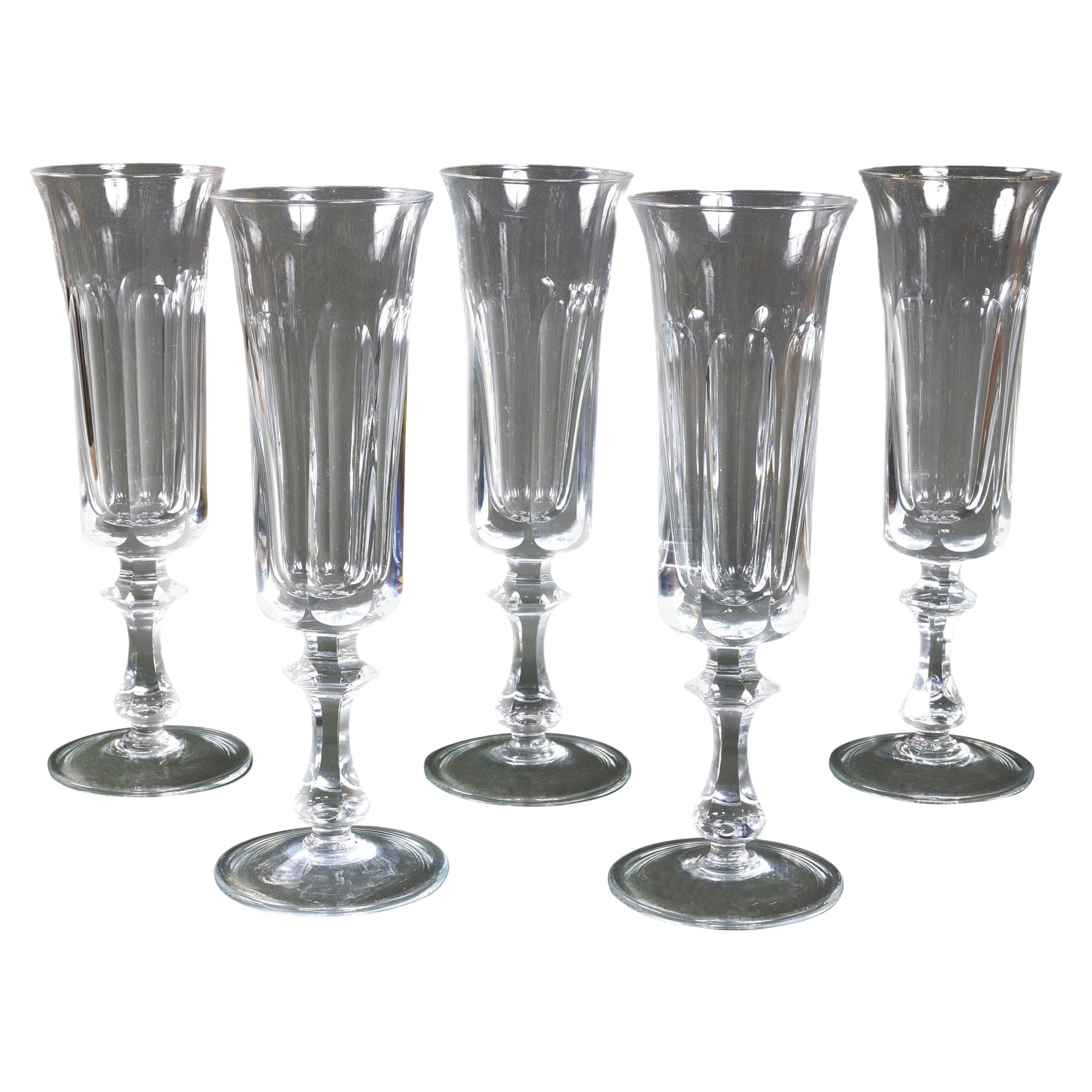 Juego de 5 copas de champán vintage de cristal francés de Baccarat 

Juego de 5 tallos Baccarats para copas de champán con laterales cortados en panel.
 Este patrón está retirado y es difícil de conseguir. 
Los vasos cónicos de formas delicadas se