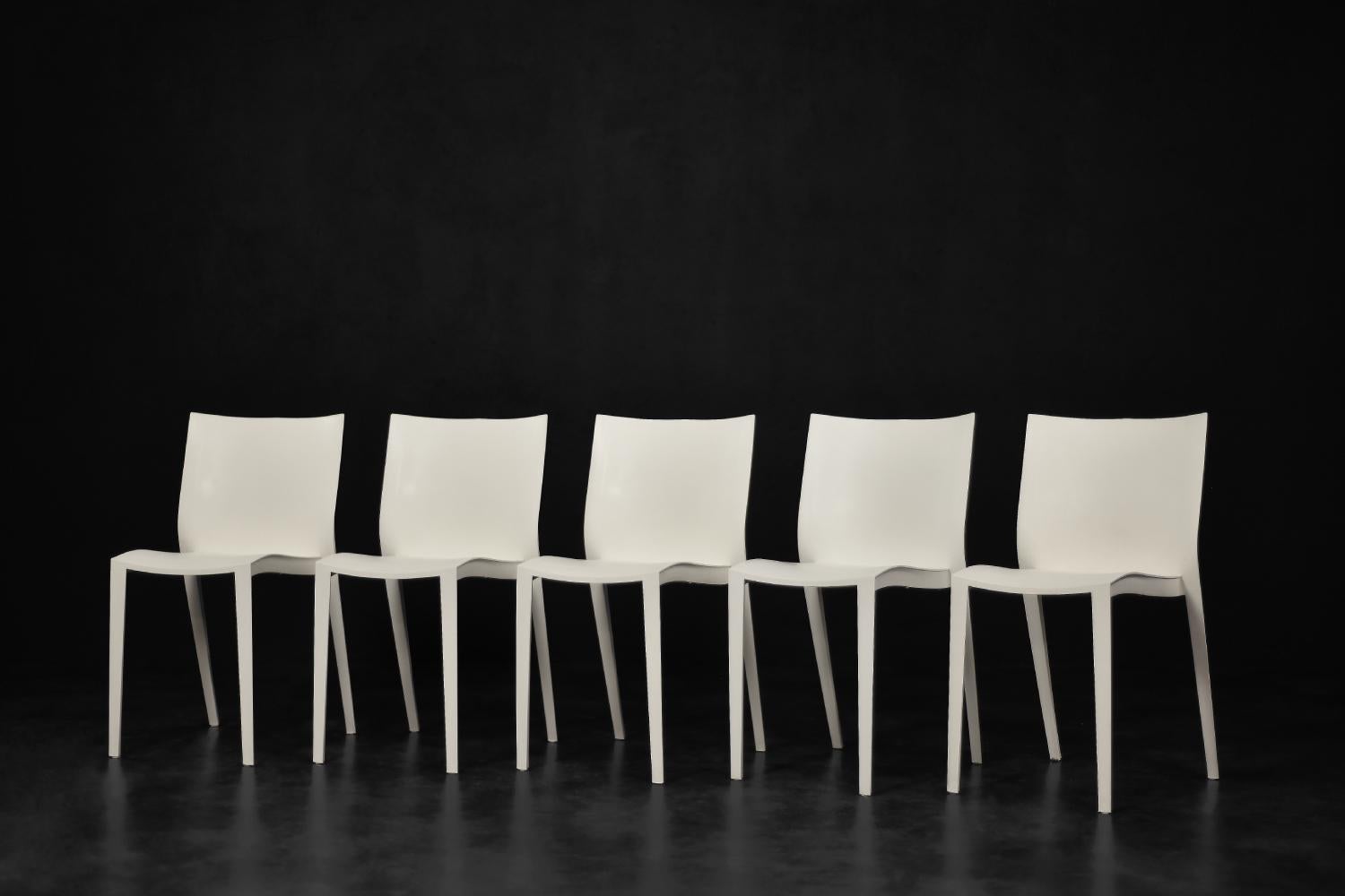 Cet ensemble de cinq chaises Slick Slick a été conçu par Philippe Starck en 1999 pour le fabricant français XO Design. Slick Slick est l'essence même d'une chaise. Un concentré d'élégance et d'intelligence. Il symbolise la créativité et la vision de